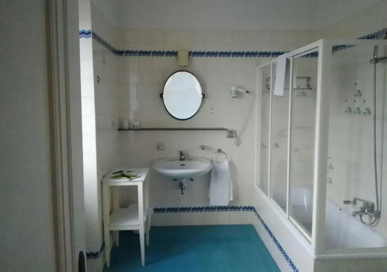 Bathroom in Grand Hotel Regina Salsomaggiore