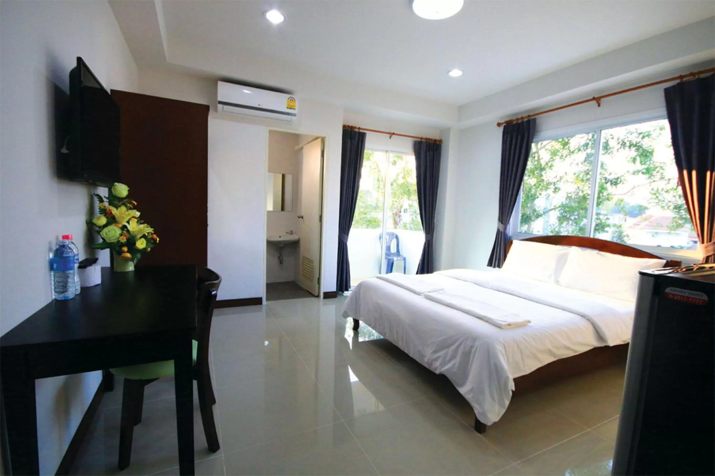 Photo of the whole room, Bed in Baan Samrarn