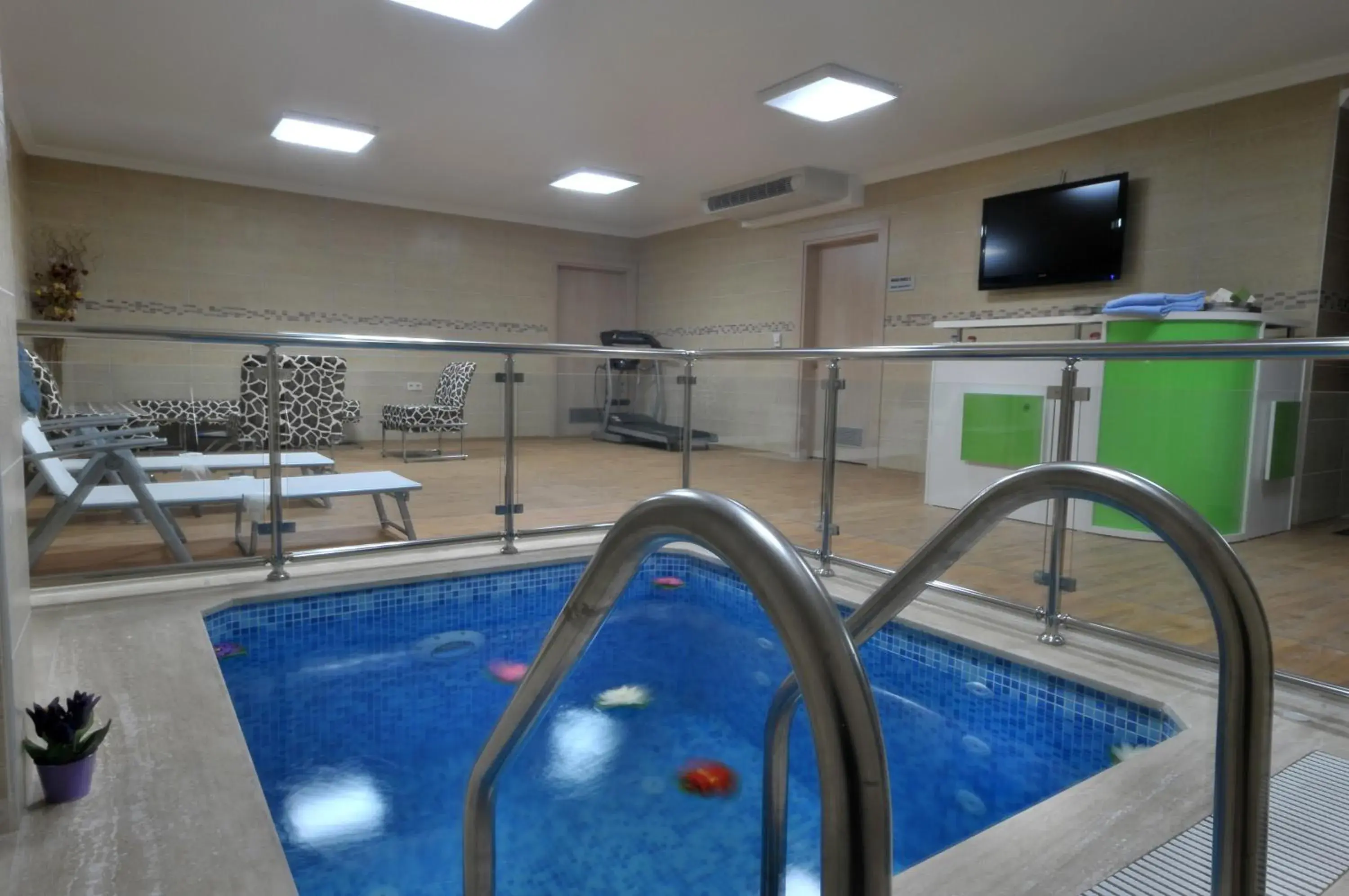 Swimming Pool in Rhiss Hotel Bostanci