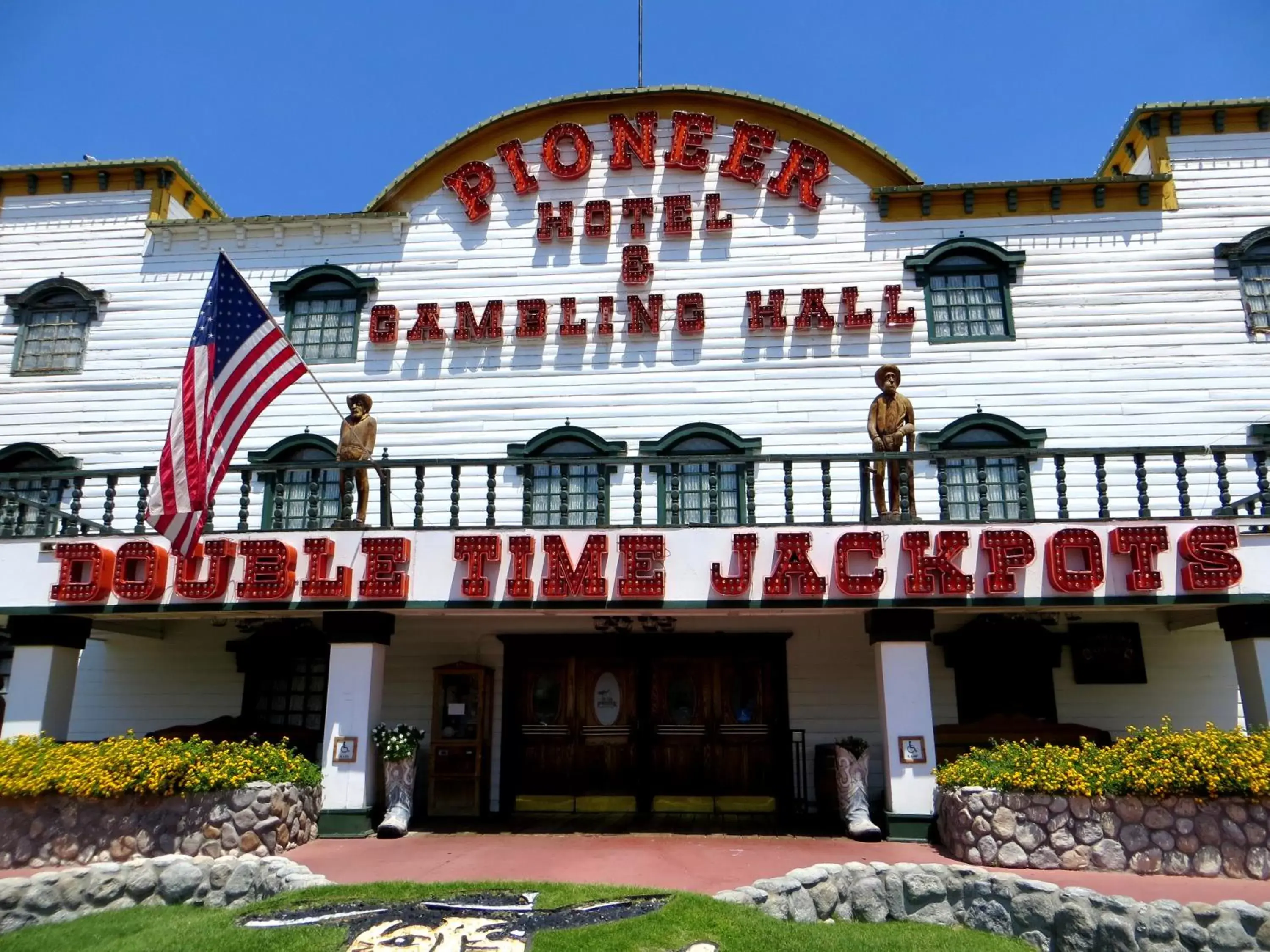 Facade/entrance in The New Pioneer Facade/entrance in The New Pioneer