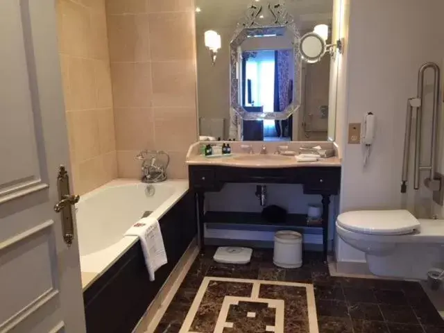 Bathroom in Auberge du Jeu de Paume