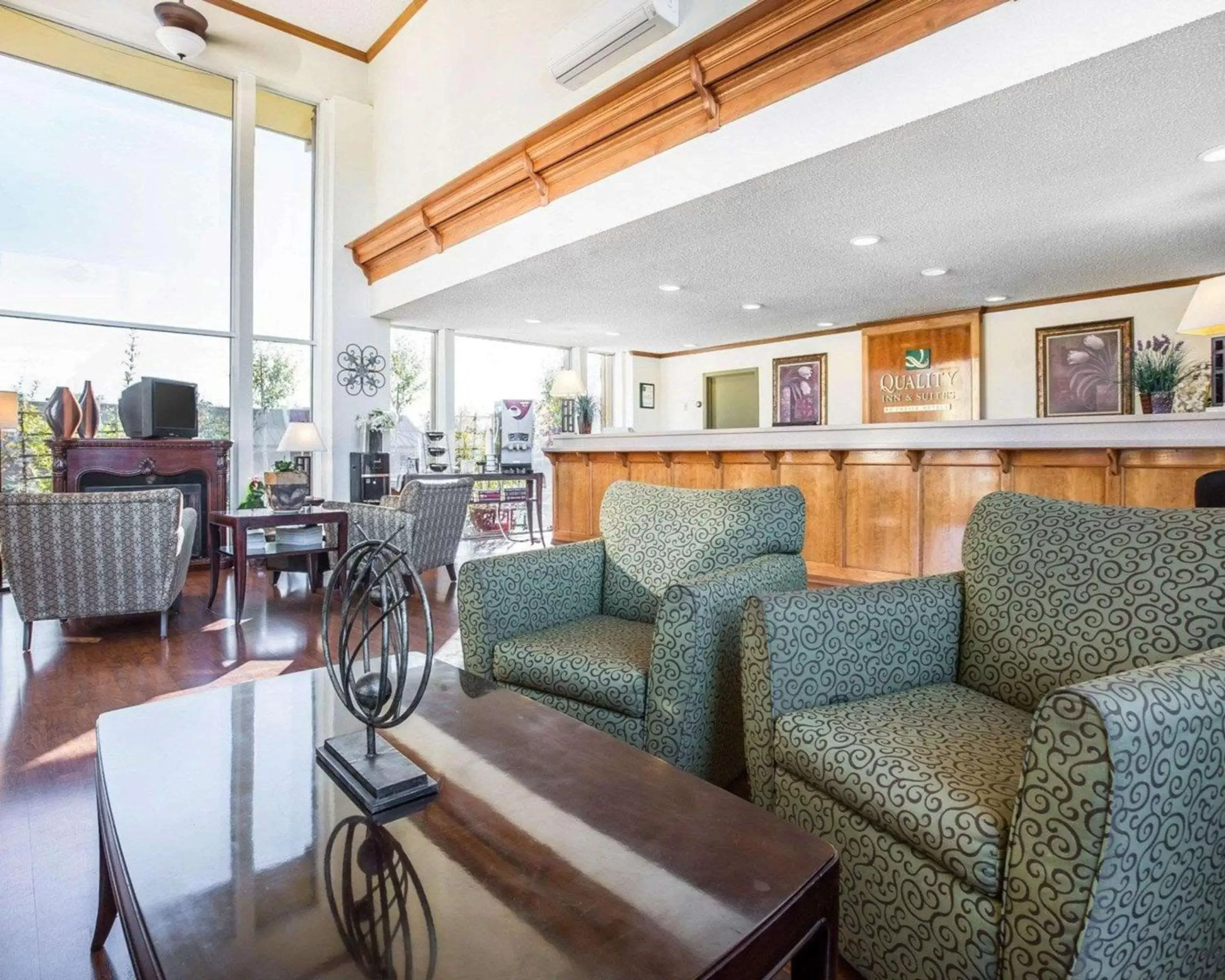 Lobby or reception, Lounge/Bar in Quality Inn & Suites Cameron Park Shingle Springs