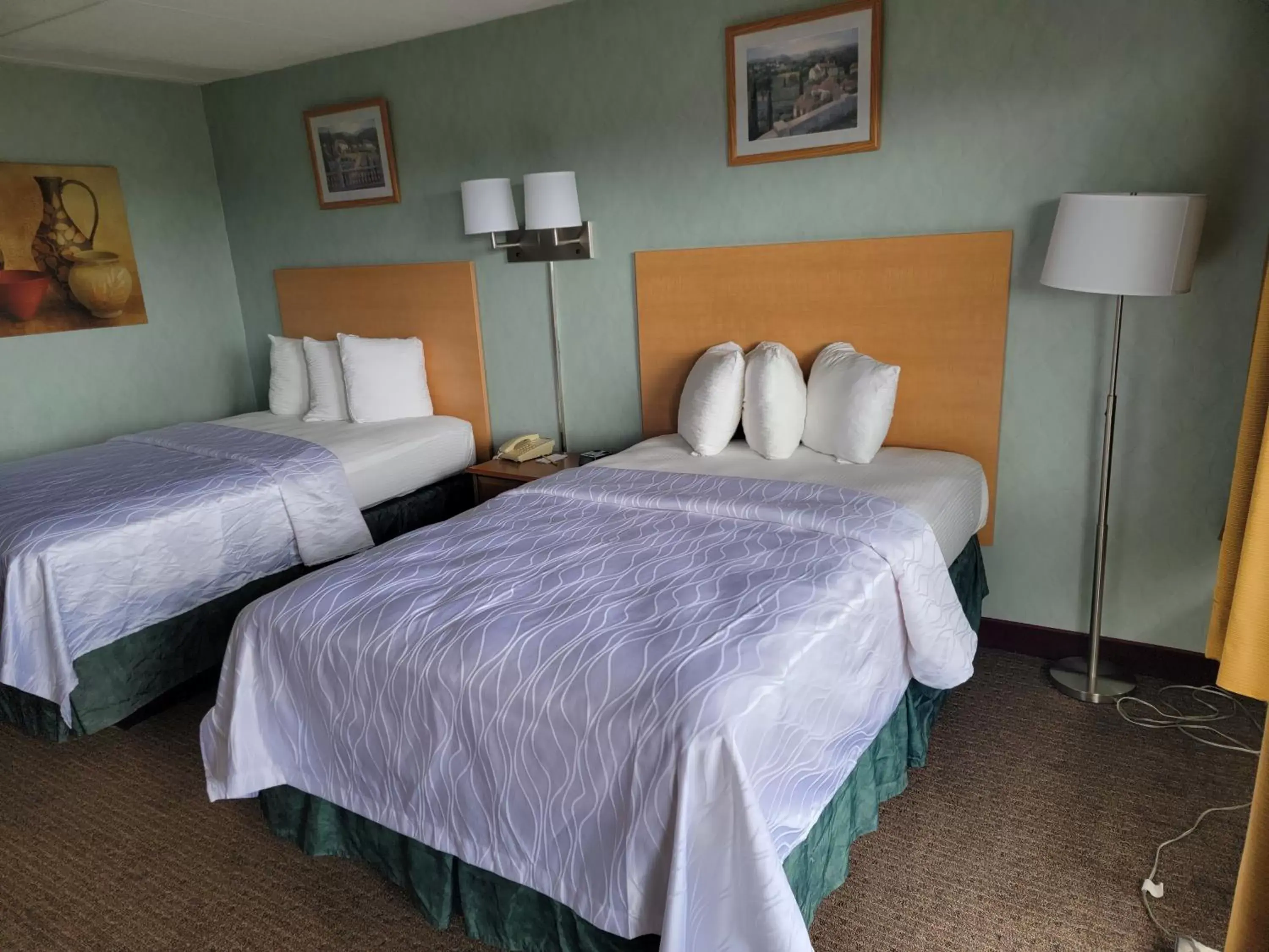 Photo of the whole room, Bed in Downtown Inn