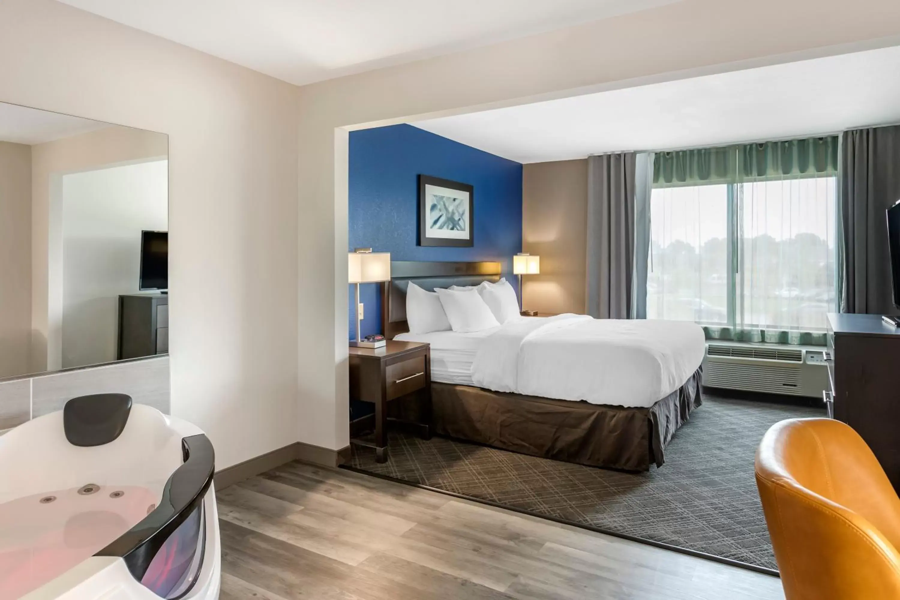 Bed in Comfort Inn & Suites Grand Blanc-Flint