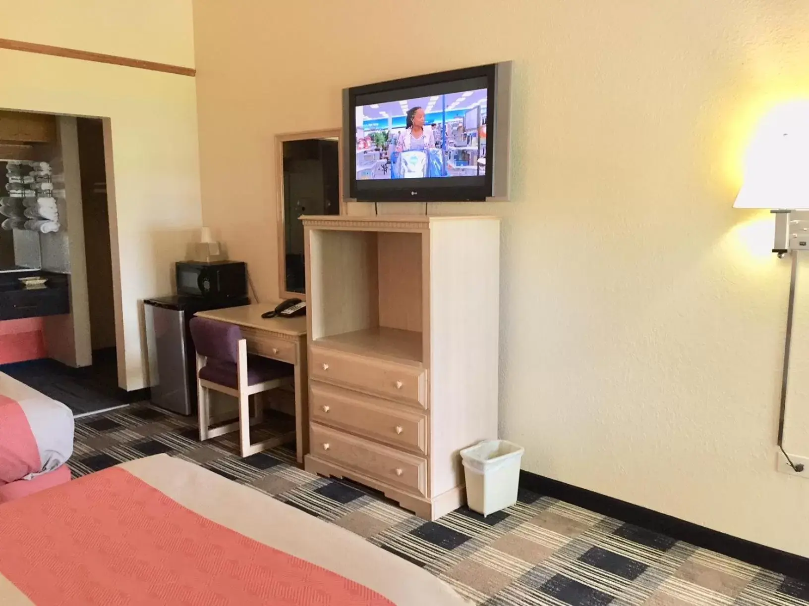 TV/Entertainment Center in Red Carpet Inn North Chicago