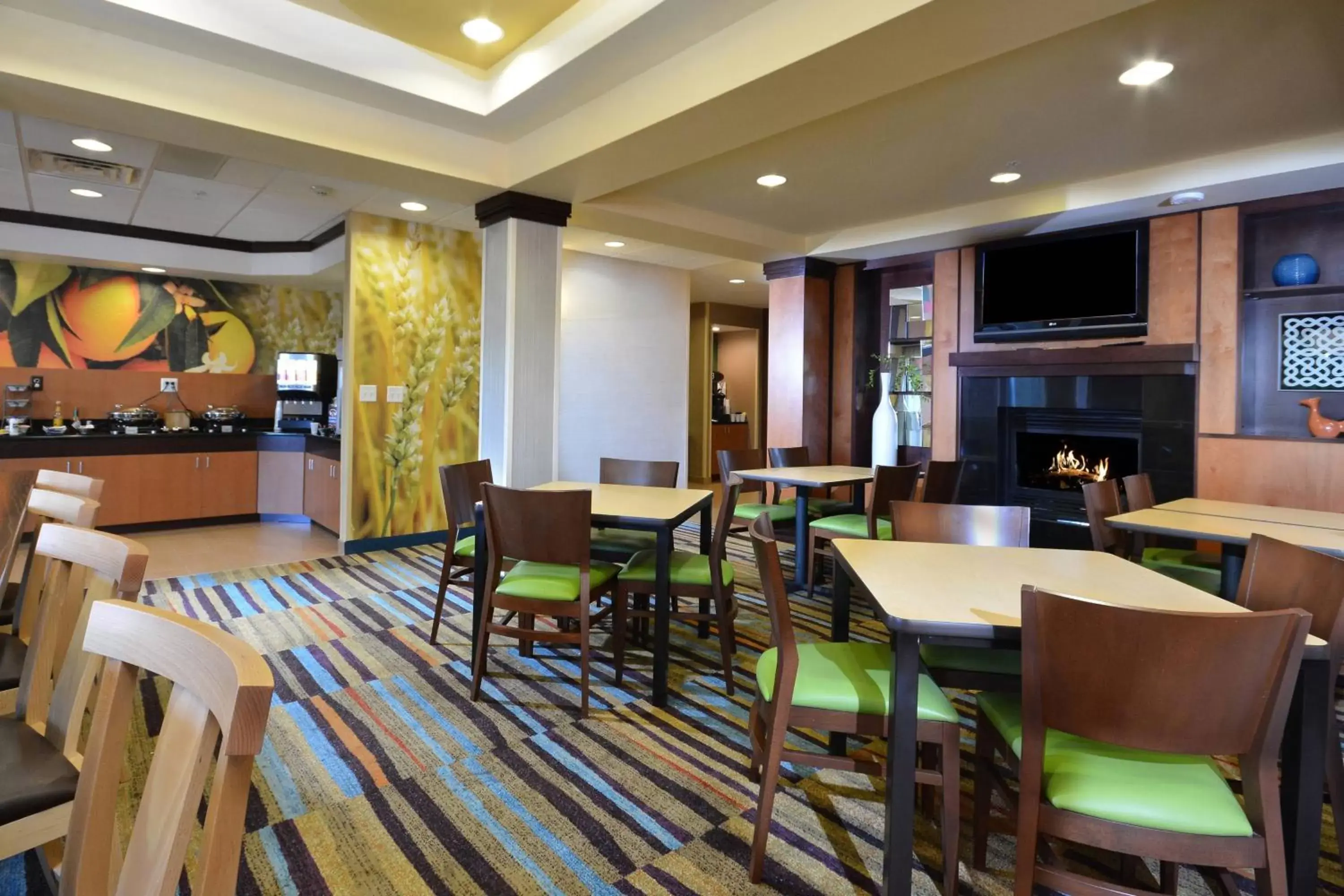 Breakfast, Lounge/Bar in Fairfield Inn & Suites Wytheville