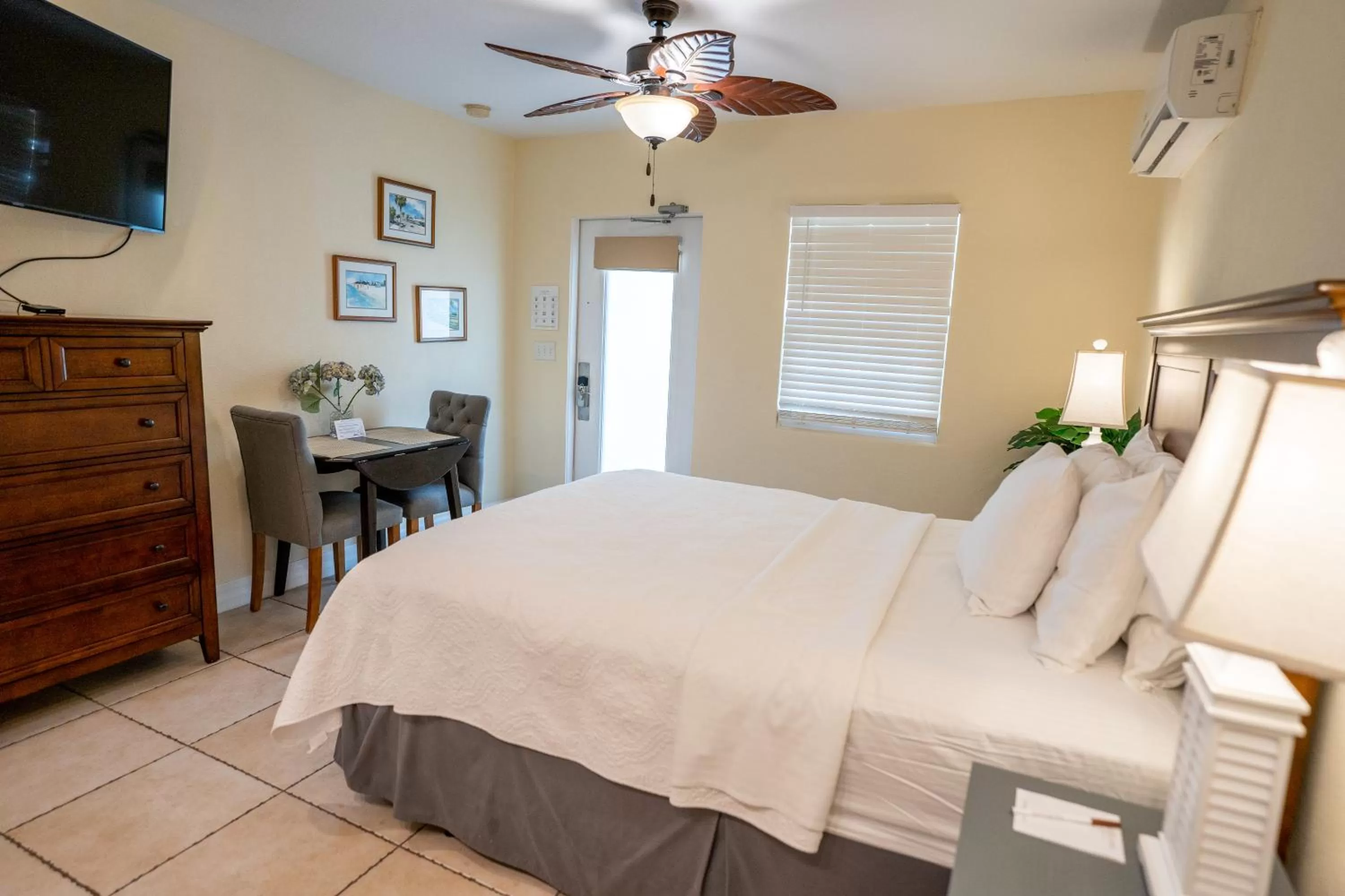 Bed in The Capri at Siesta