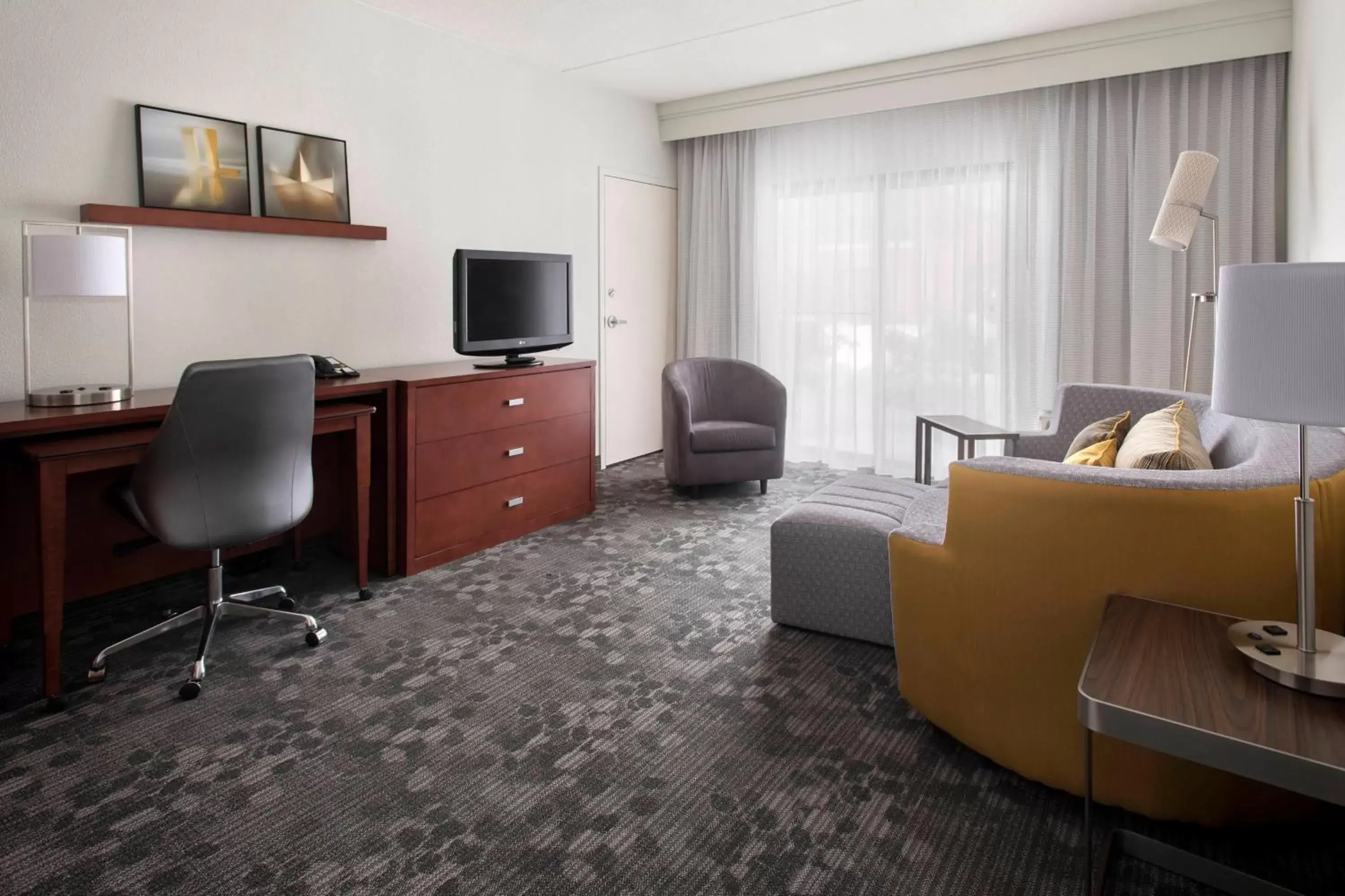 Living room, Seating Area in Courtyard by Marriott Boston Norwood/Canton