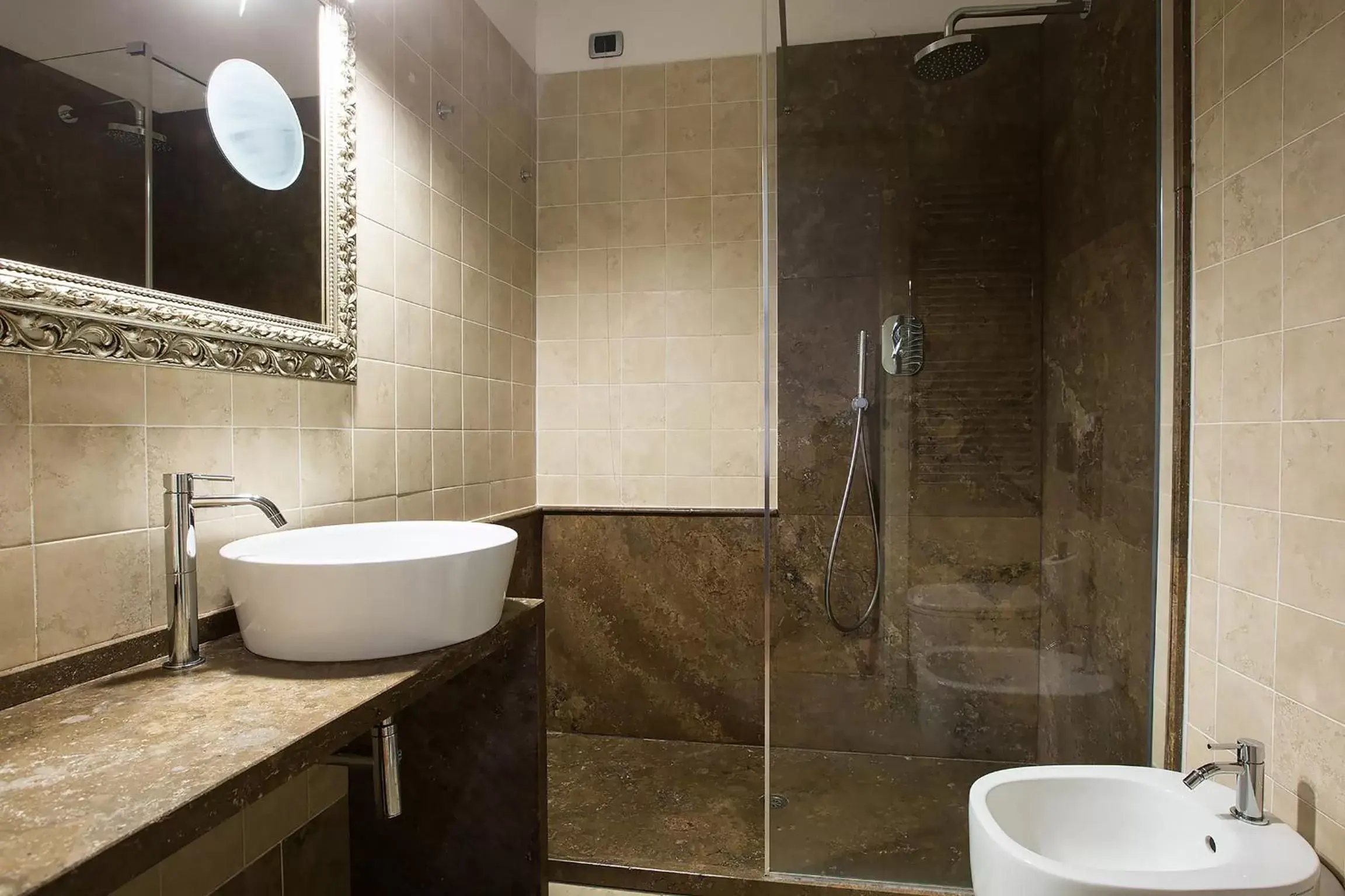 Bathroom in Relais Hotel Centrale "Dimora Storica"