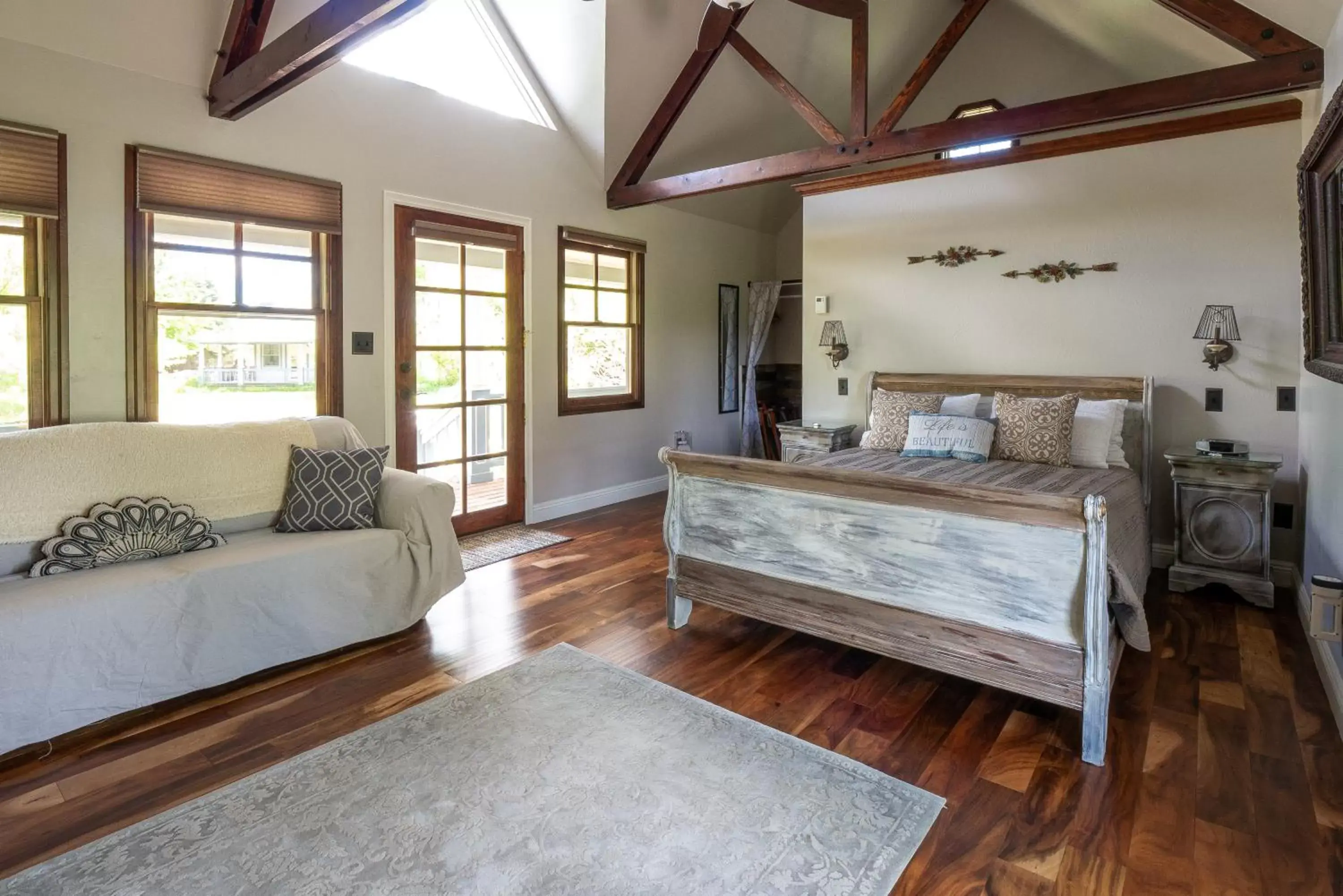 Bedroom, Seating Area in Apple Orchard Inn