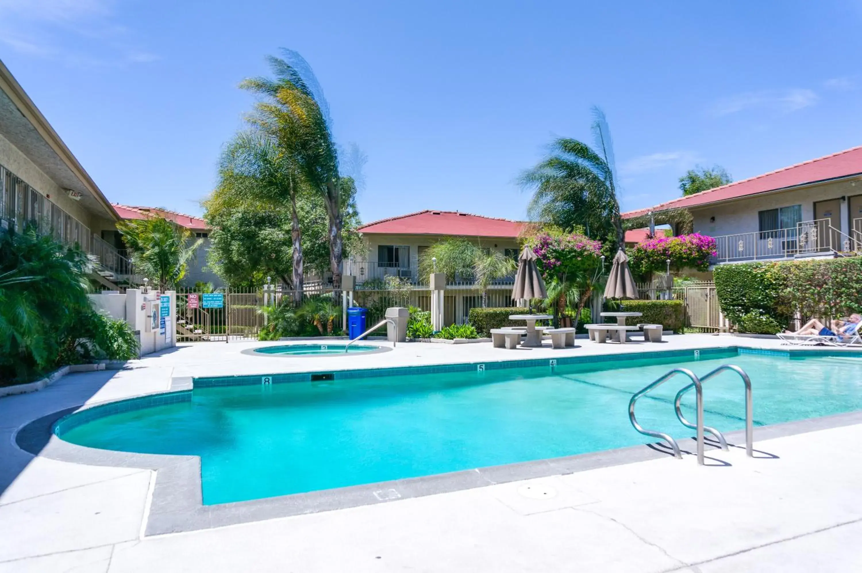 Swimming pool in California Suites Hotel Swimming pool in California Suites Hotel