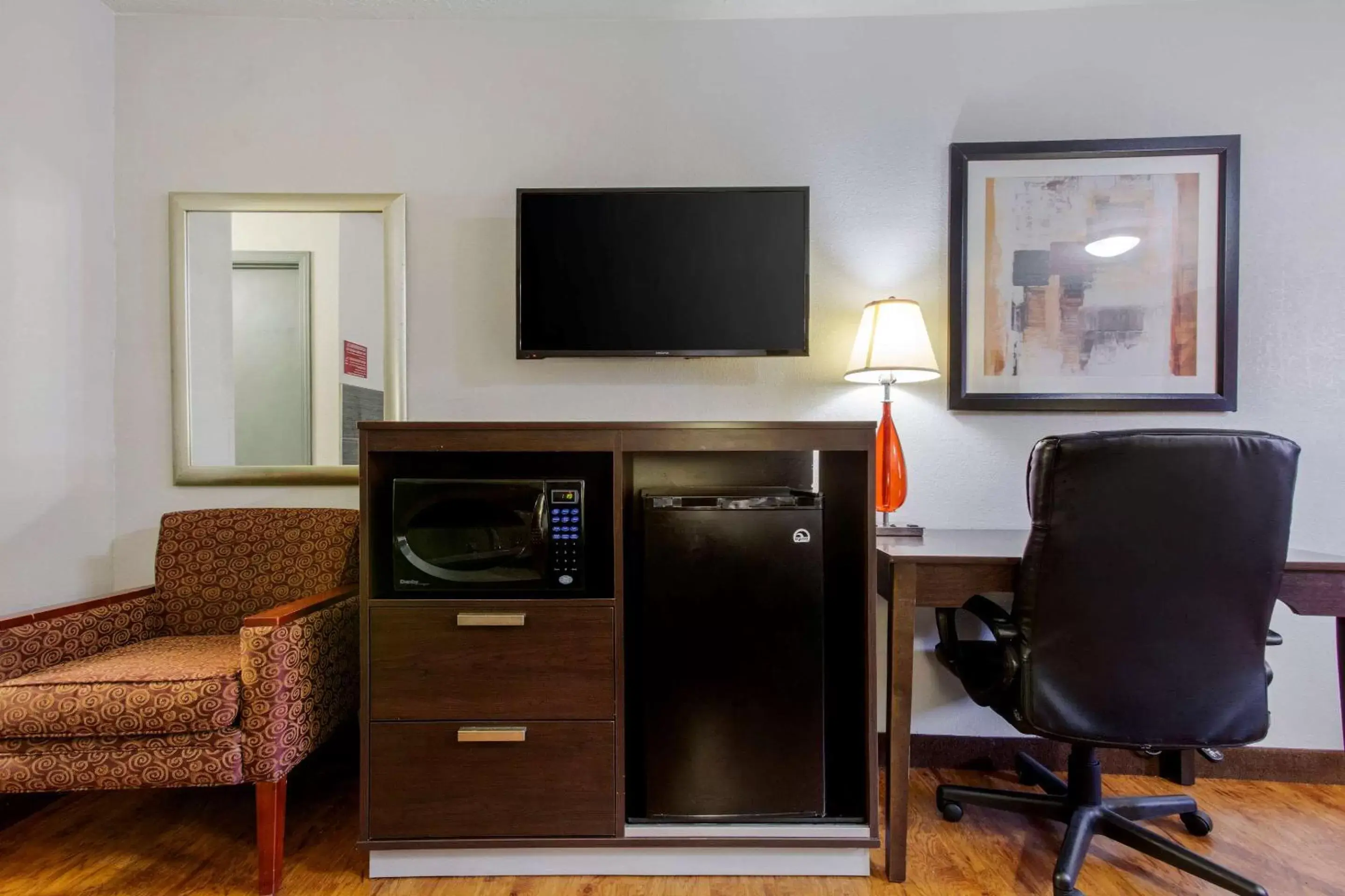 Bedroom, TV/Entertainment Center in Quality Inn Columbus-East