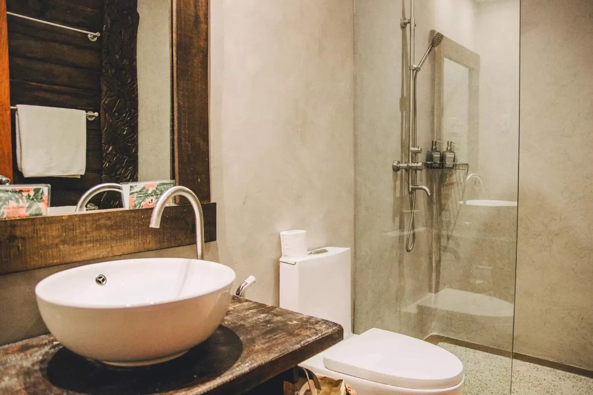 Bathroom in Hibiscus Garden Inn