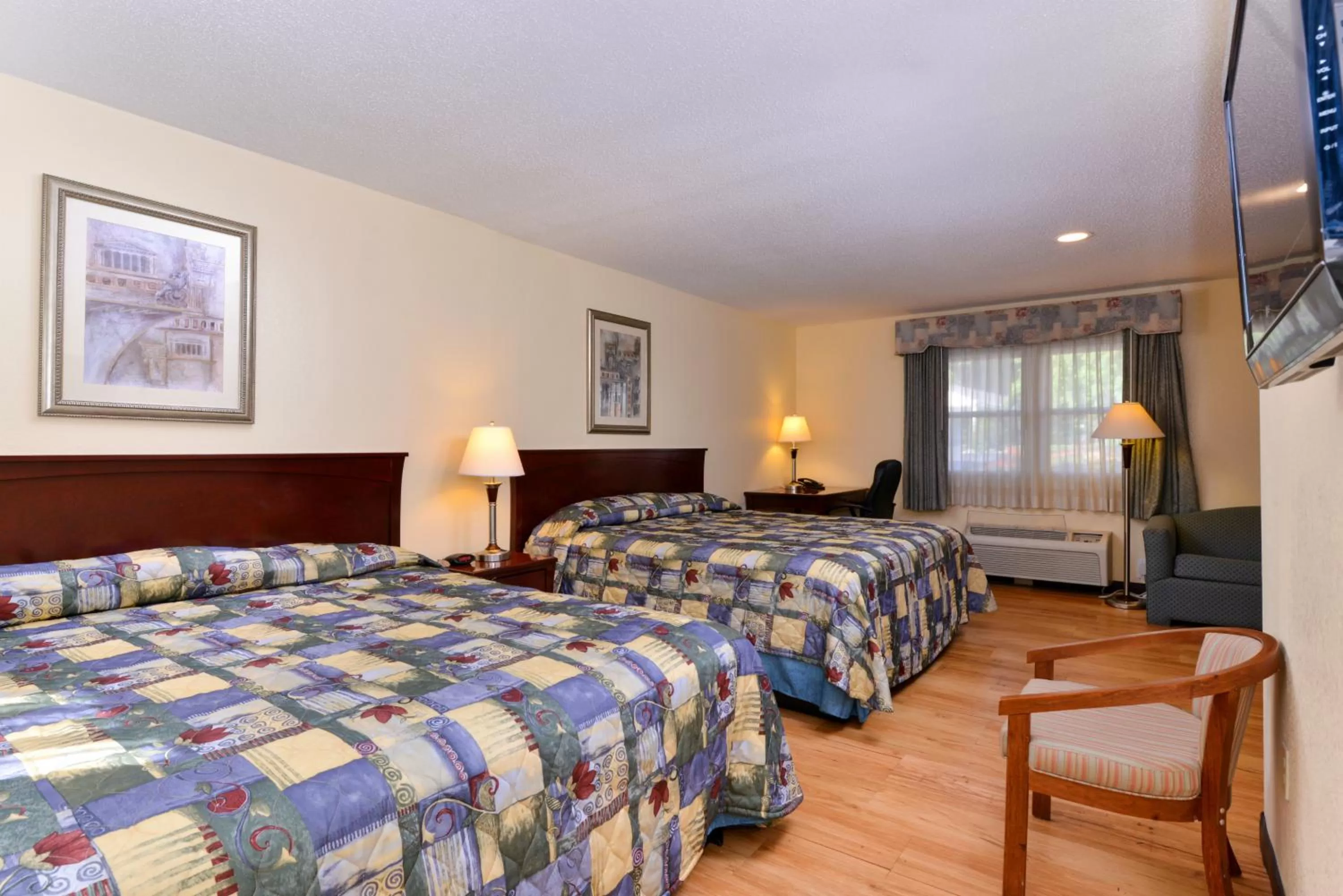 Bedroom, Bed in Tower Inn and Suites of Guilford / Madison