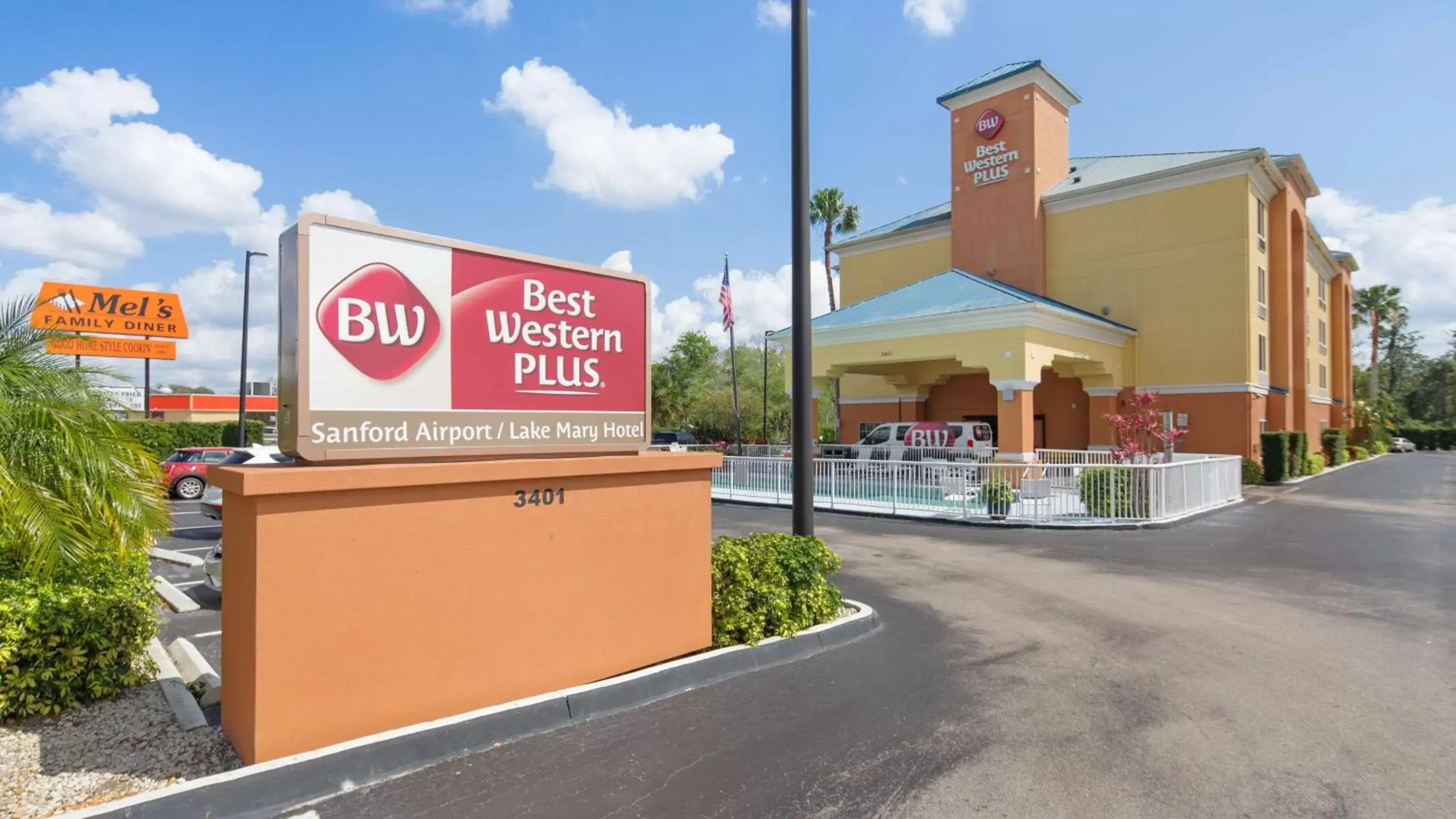 Property building in Best Western Plus Sanford Airport/Lake Mary Hotel