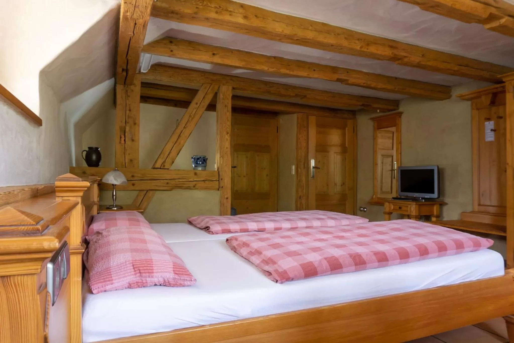 Bed in Naturhotel Holzwurm