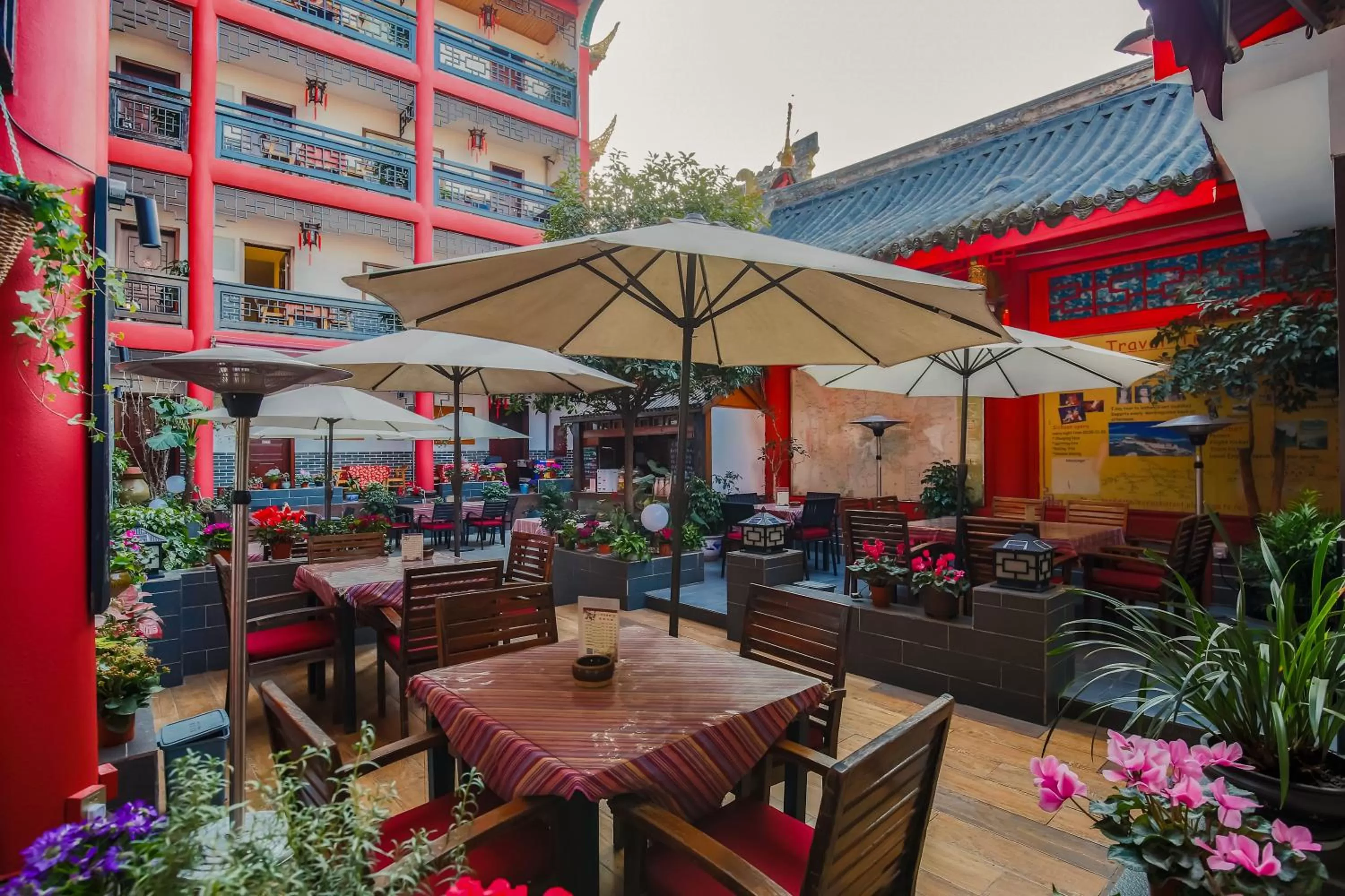 Property building in Wenjun Courtyard Hotel---3mins walk from Tonghuimen metro station ,next to People`s Park, fluent English service ,travel agency