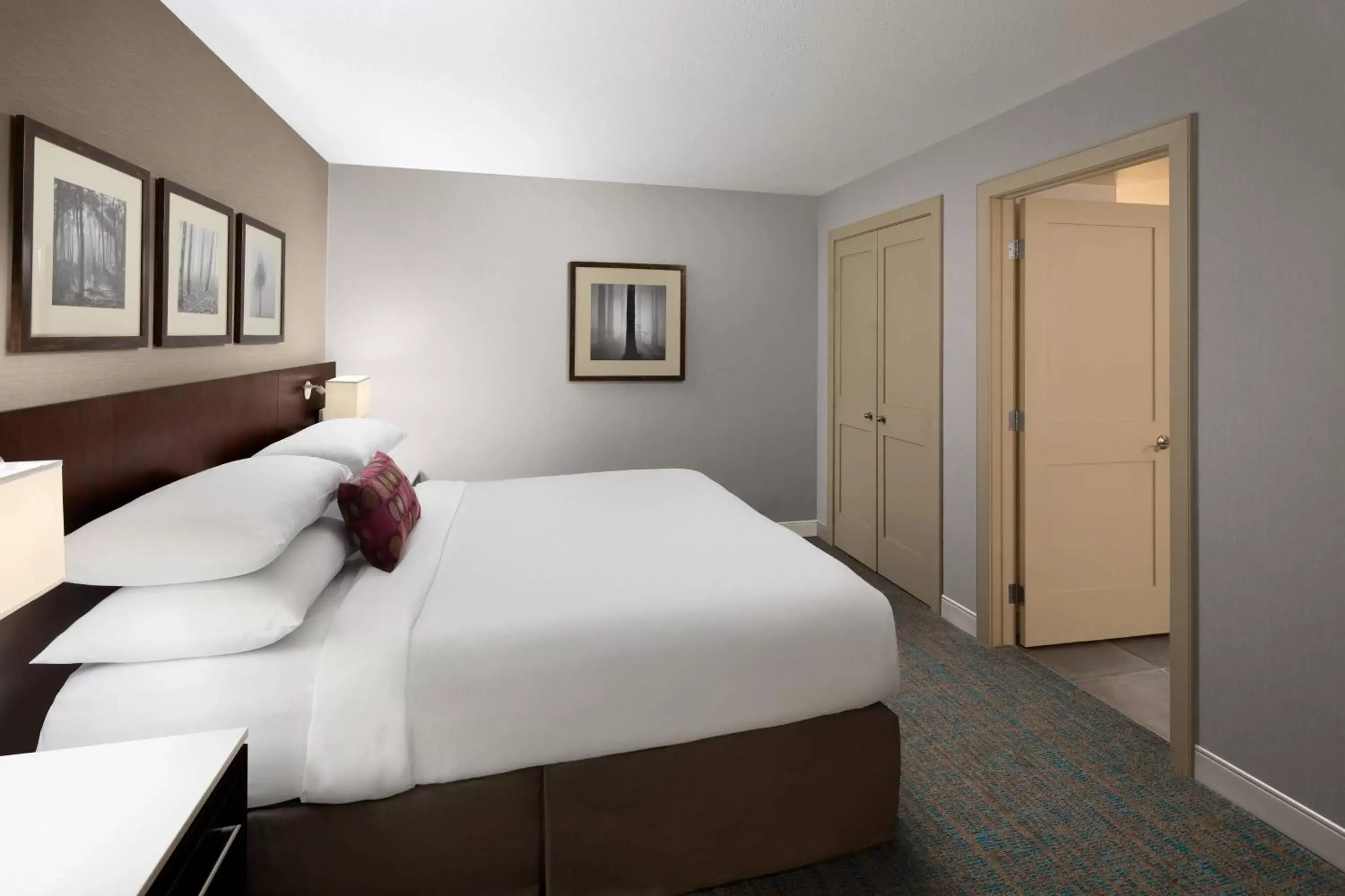 Photo of the whole room, Bed in Delta Hotels by Marriott Calgary South