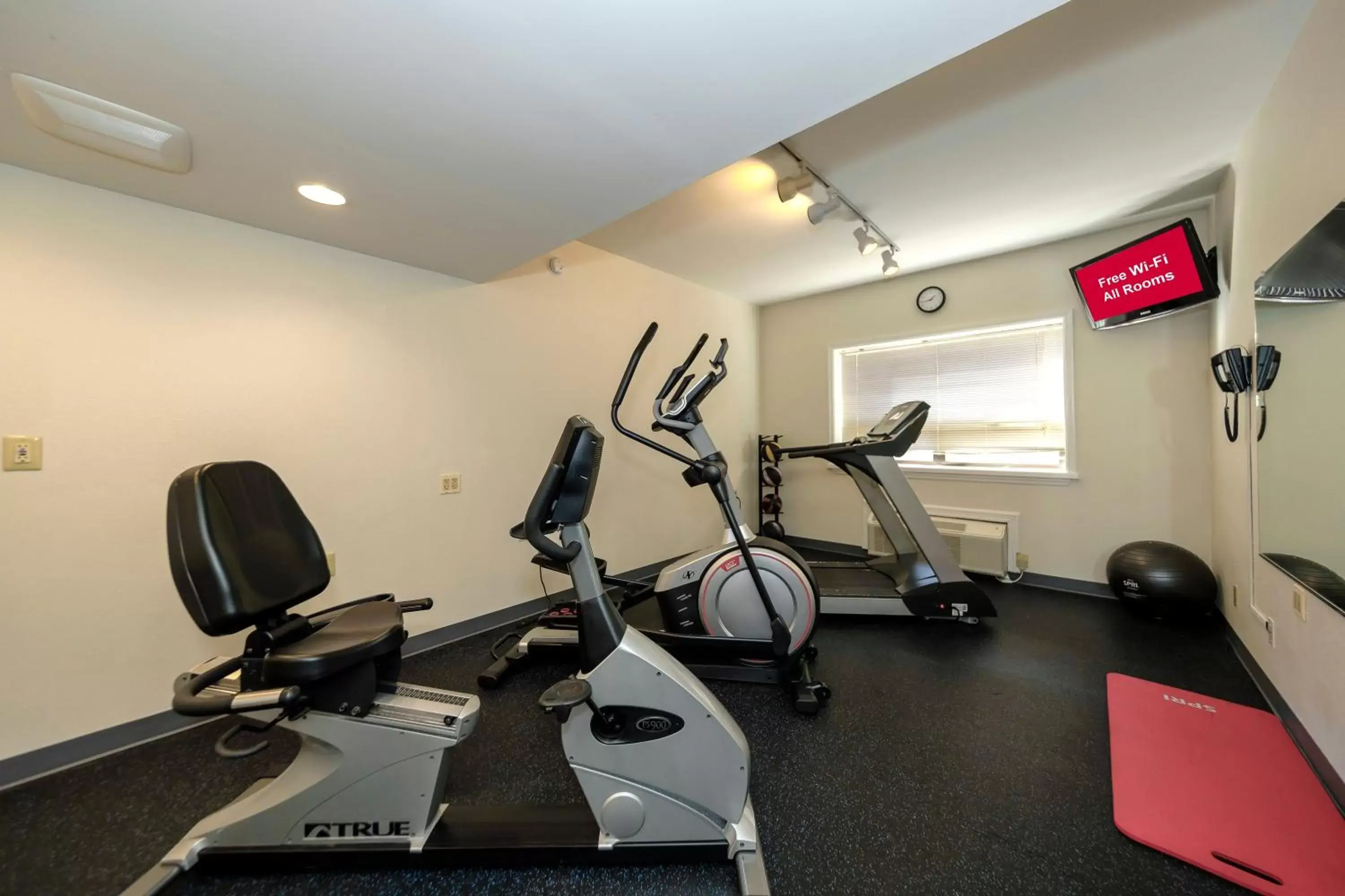 Fitness centre/facilities, Fitness Center/Facilities in Red Roof Inn & Suites Newburgh - Stewart Airport