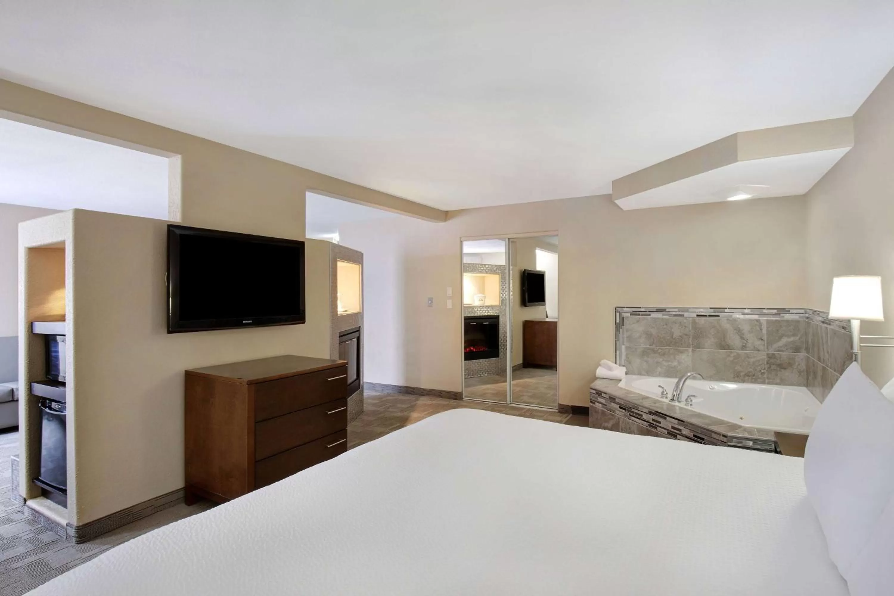 Photo of the whole room, Bed in Days Inn by Wyndham Medicine Hat