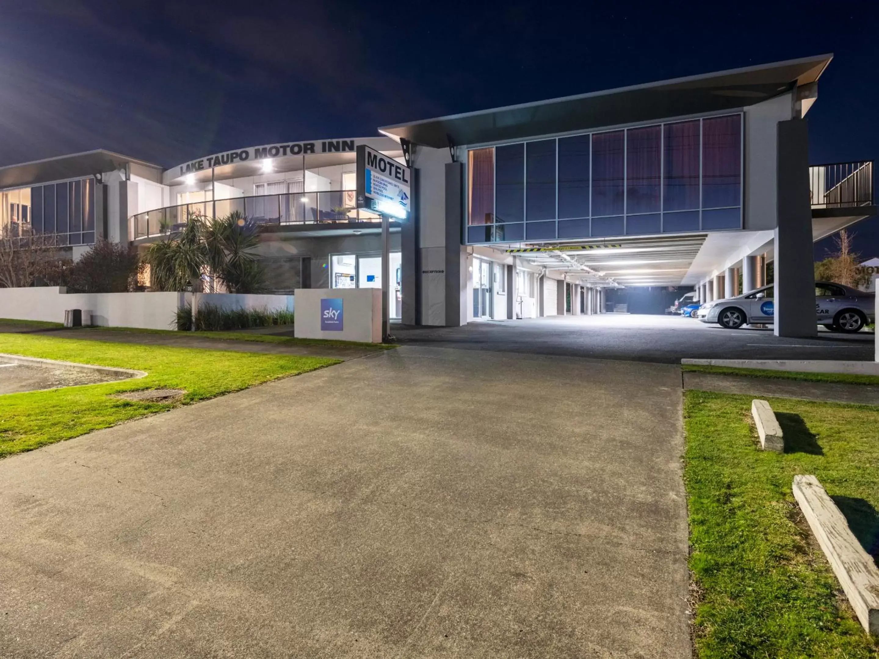 Parking, Property Building in Lake Taupo Motor Inn