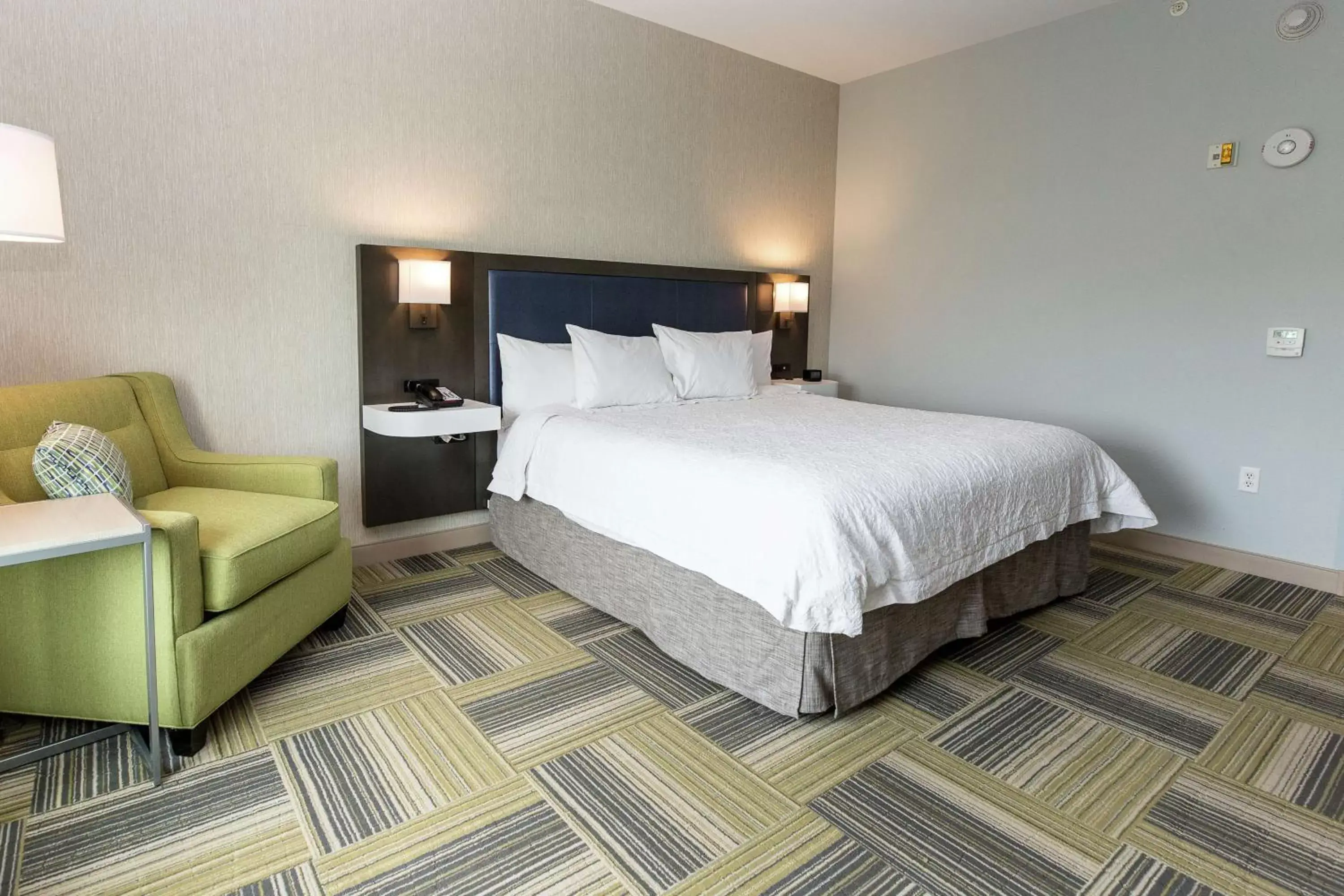 Bedroom, Bed in Hampton Inn & Suites Syracuse North Airport Area