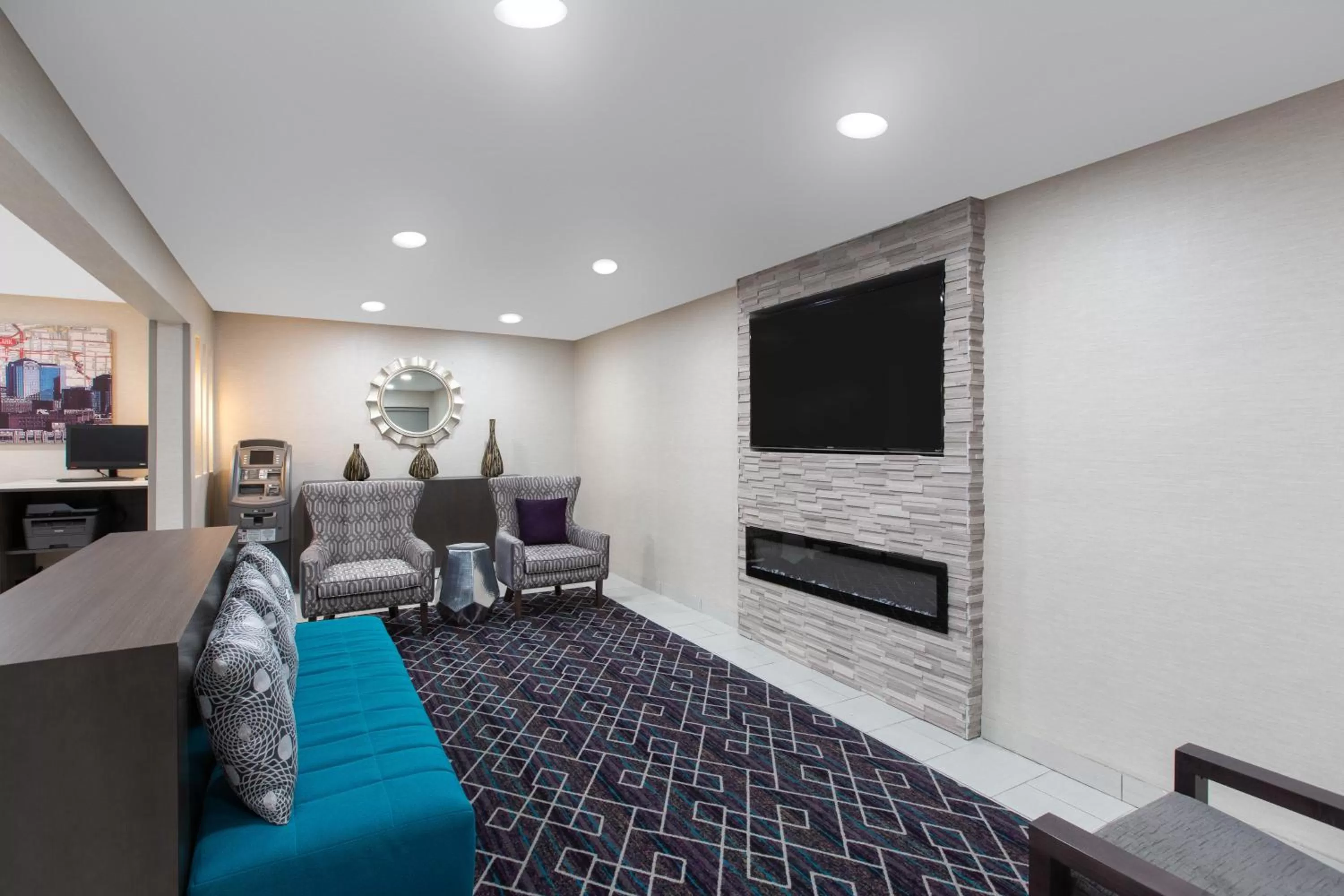 Communal lounge/ TV room in La Quinta by Wyndham Blue Springs