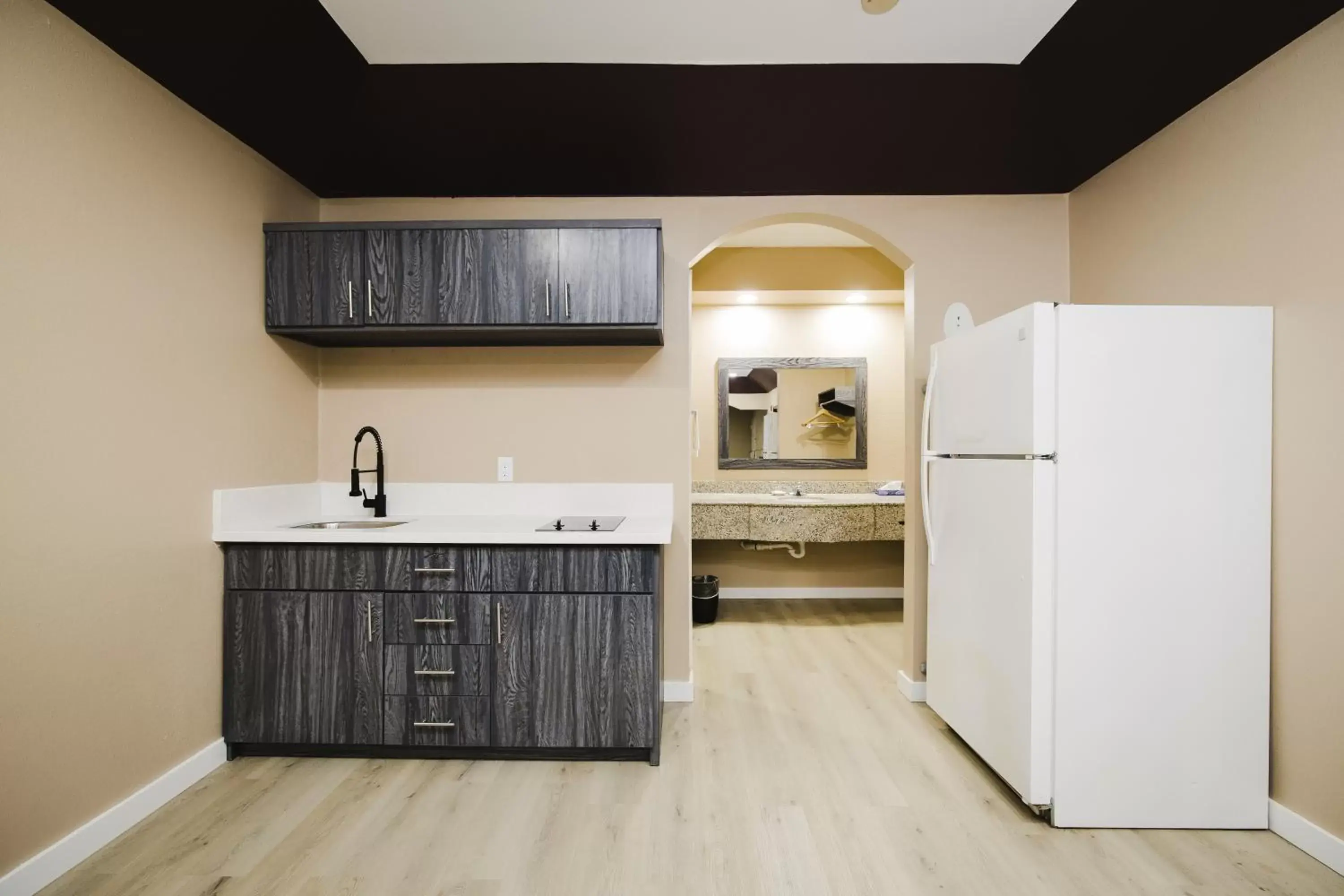 Kitchen or kitchenette, Kitchen/Kitchenette in Sapphire Inn & Suites