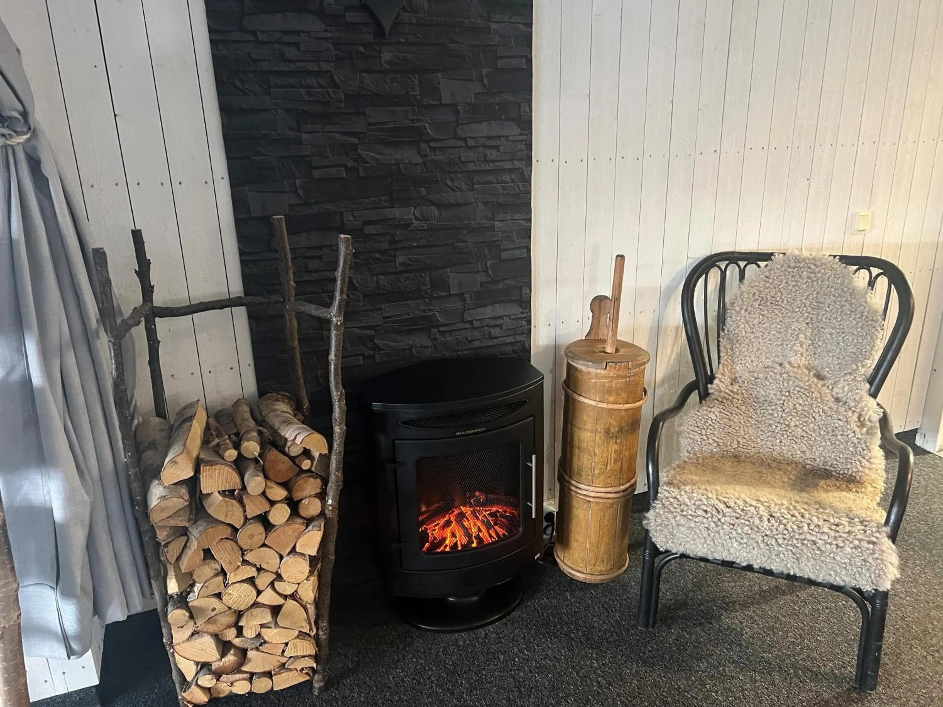 Restaurant/places to eat in Hotel E-10 by First