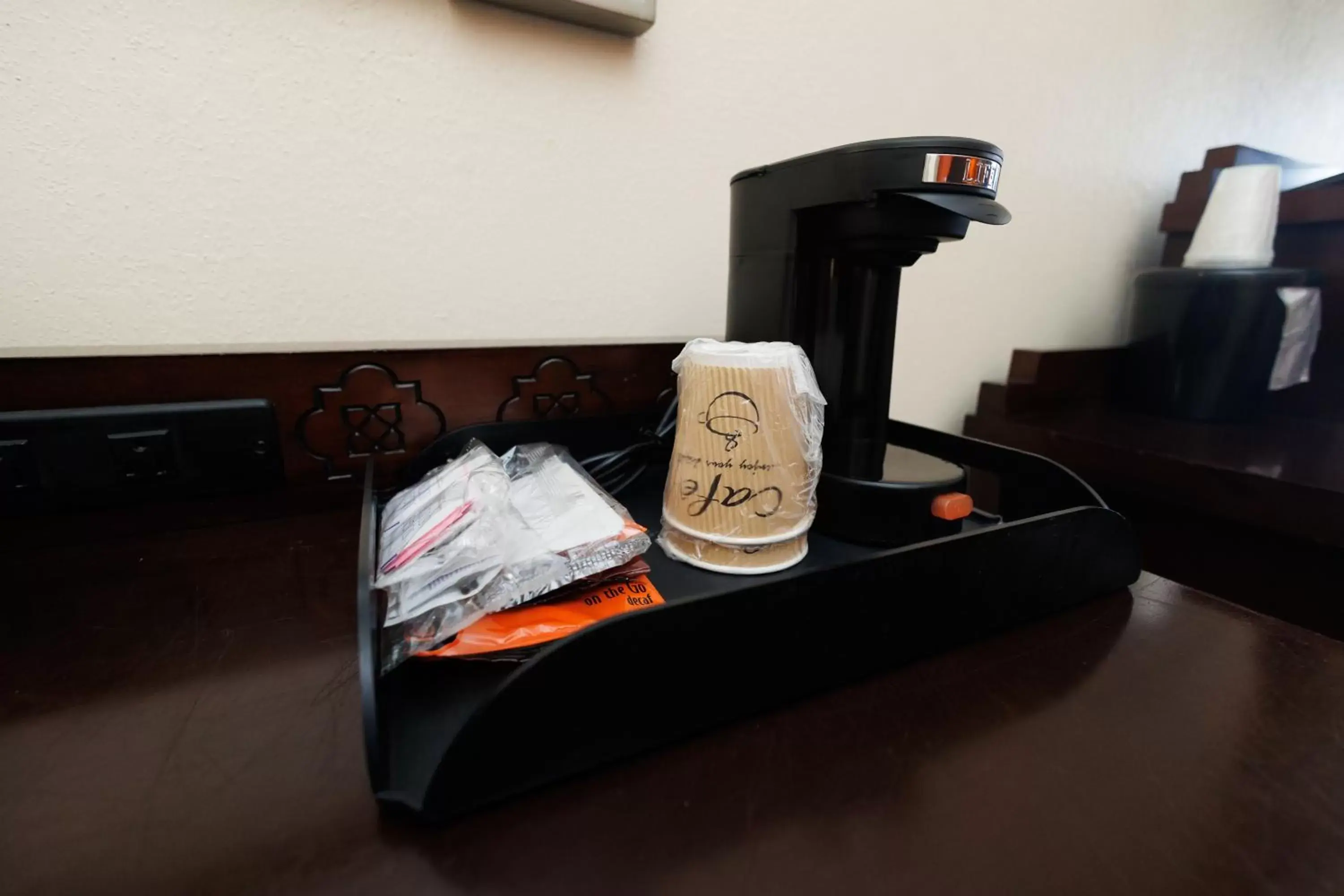 Coffee/tea facilities in Garnet Inn & Suites, Orlando
