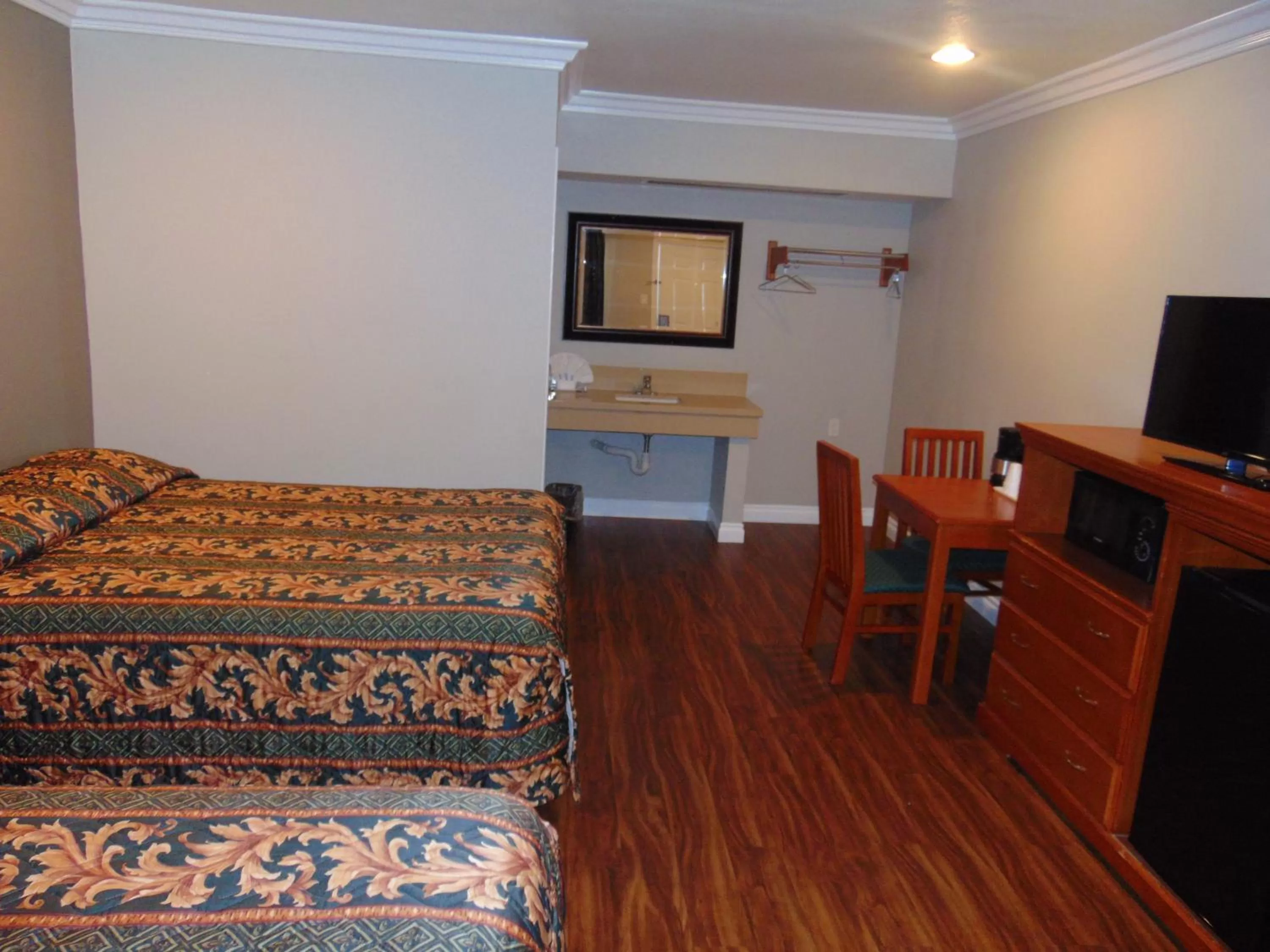 Photo of the whole room, Bed in West Coast Inn Santa Ana