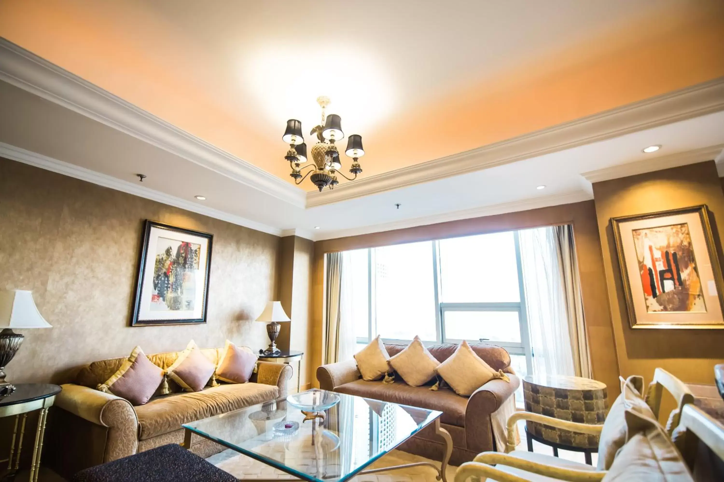 Photo of the whole room, Seating Area in Crowne Plaza Qingdao, an IHG Hotel