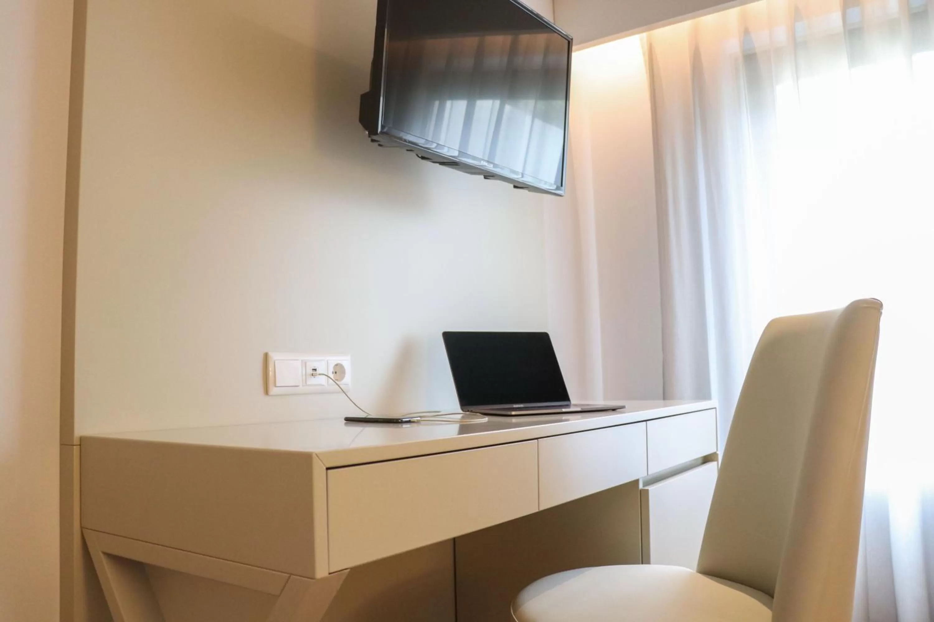 TV and multimedia in Hotel Travel Park Lisboa