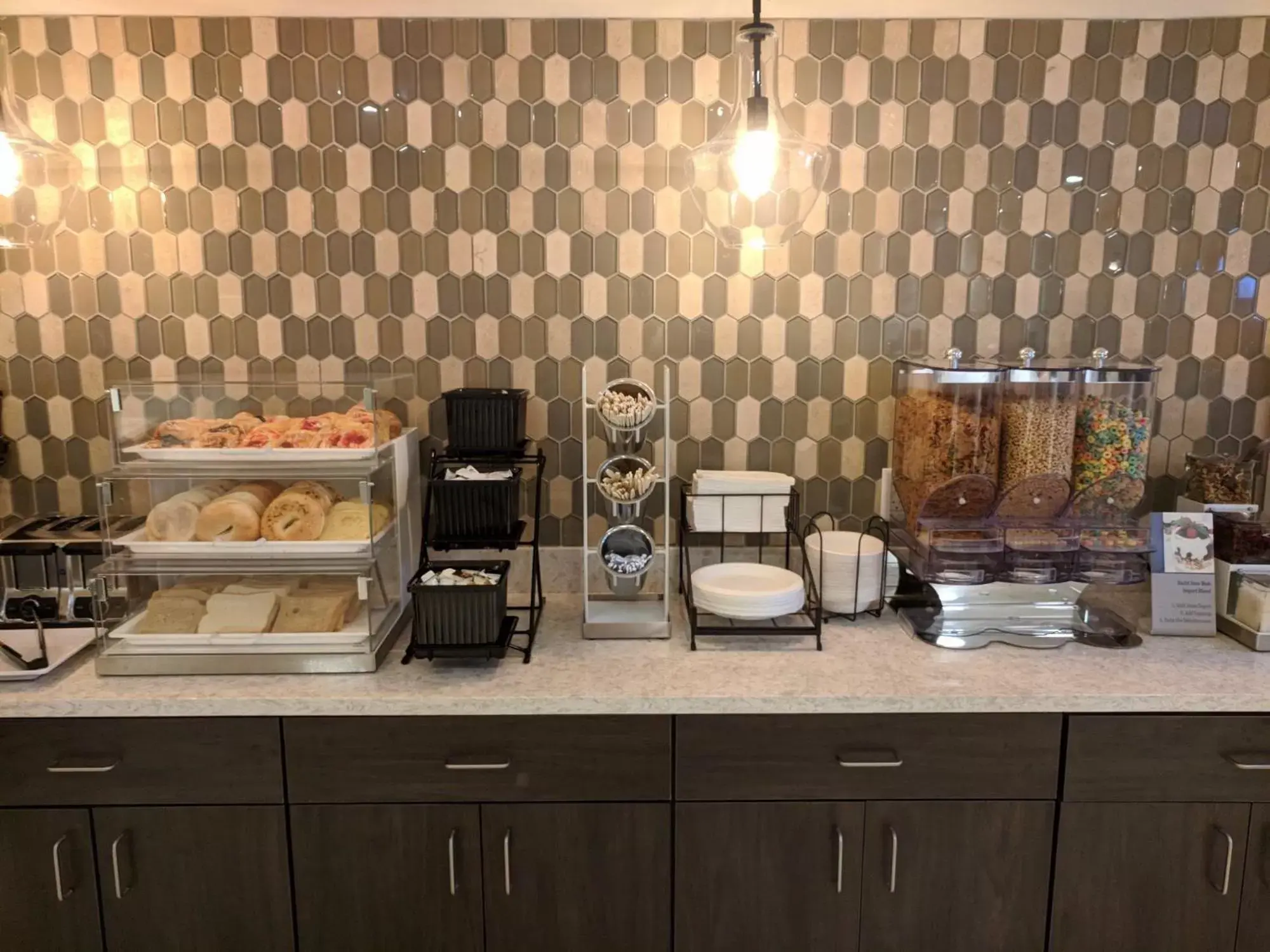 Breakfast, Kitchen/Kitchenette in Country Inn & Suites by Radisson, Grandville-Grand Rapids West, MI