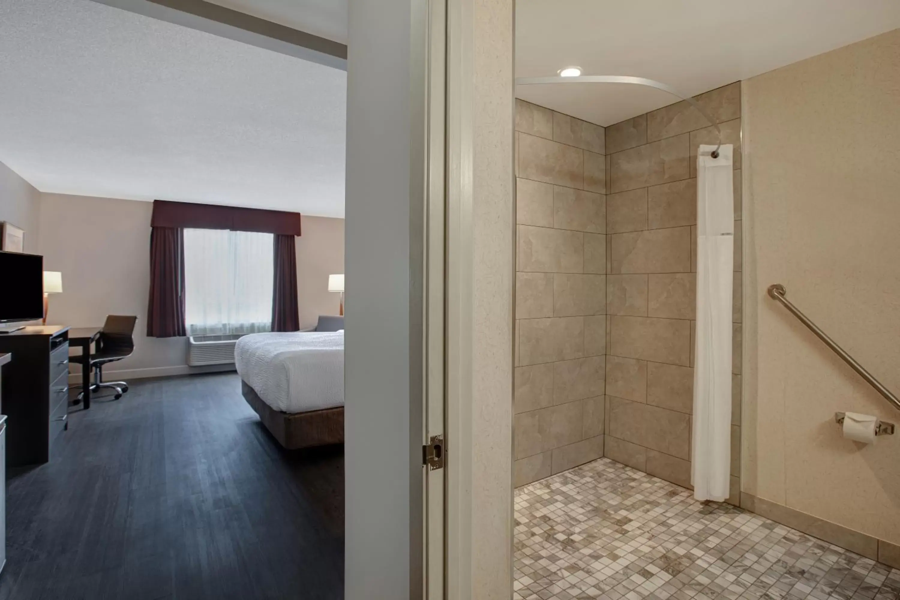 Bedroom, Bathroom in Days Inn & Suites by Wyndham Collingwood