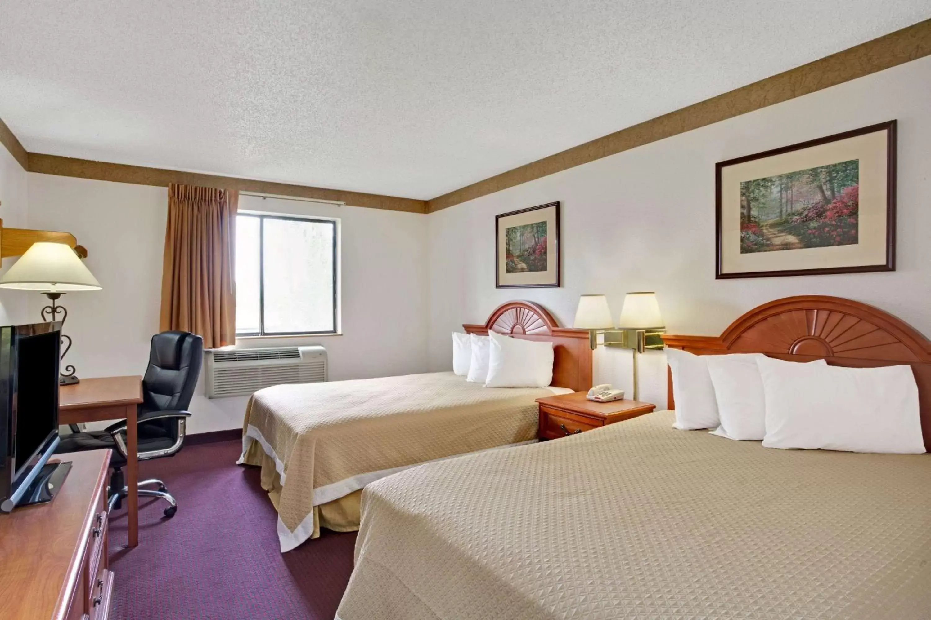 Photo of the whole room, Bed in Days Inn by Wyndham Clearfield