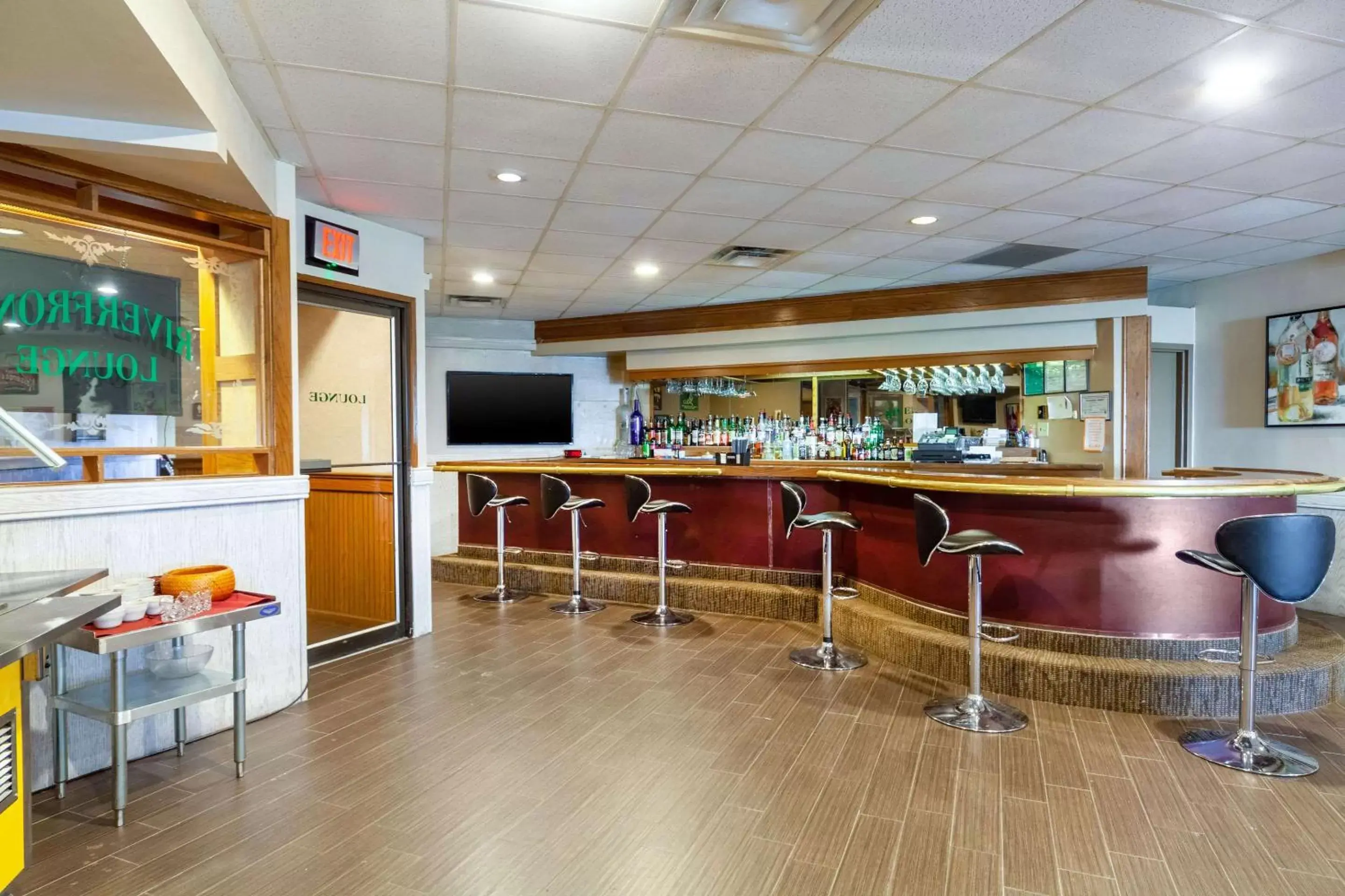 Restaurant/places to eat, Lounge/Bar in Suburban Studios I-80 Grand Island