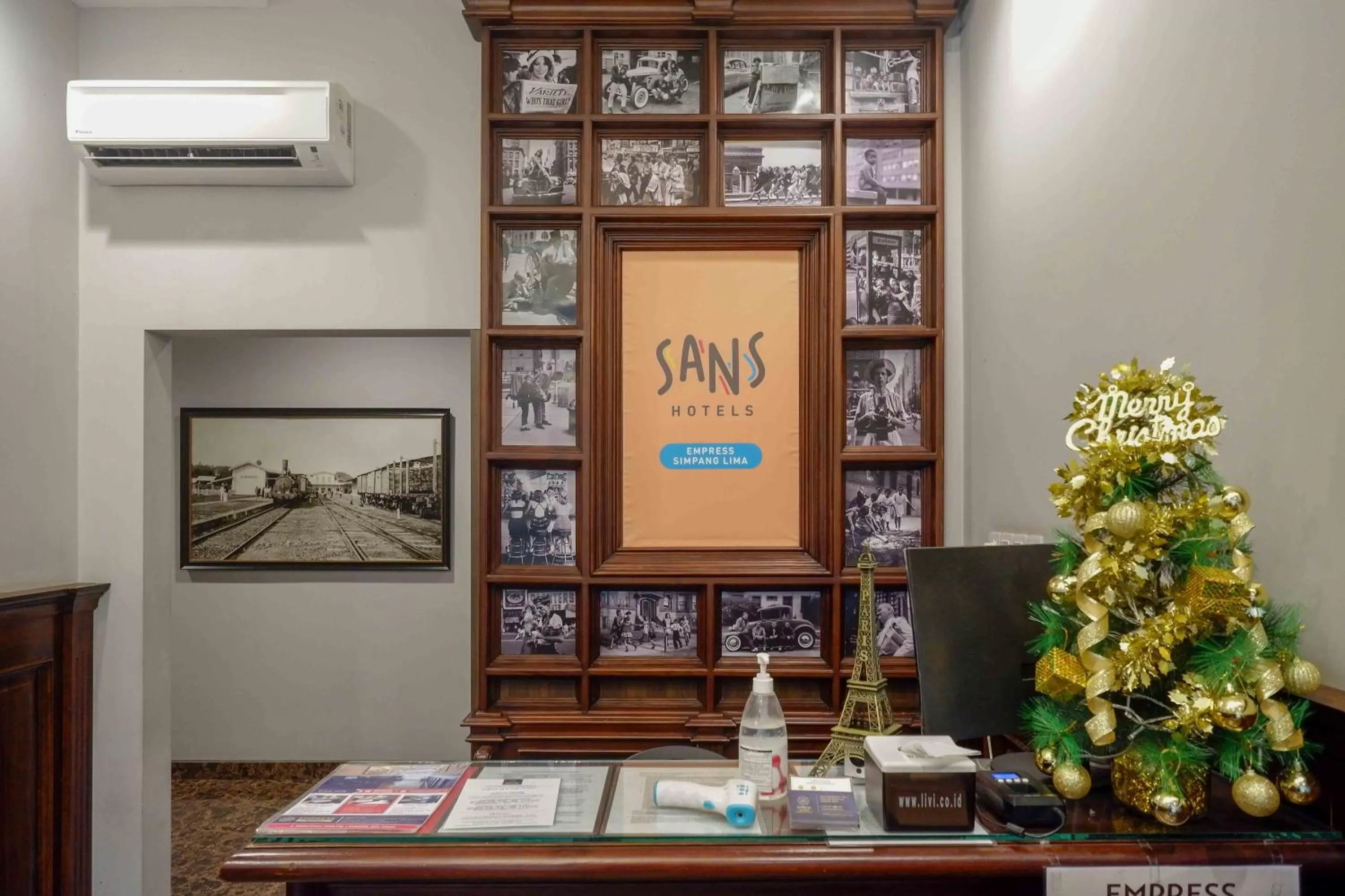 Lobby or reception in Sans Hotel Empress Simpang Lima