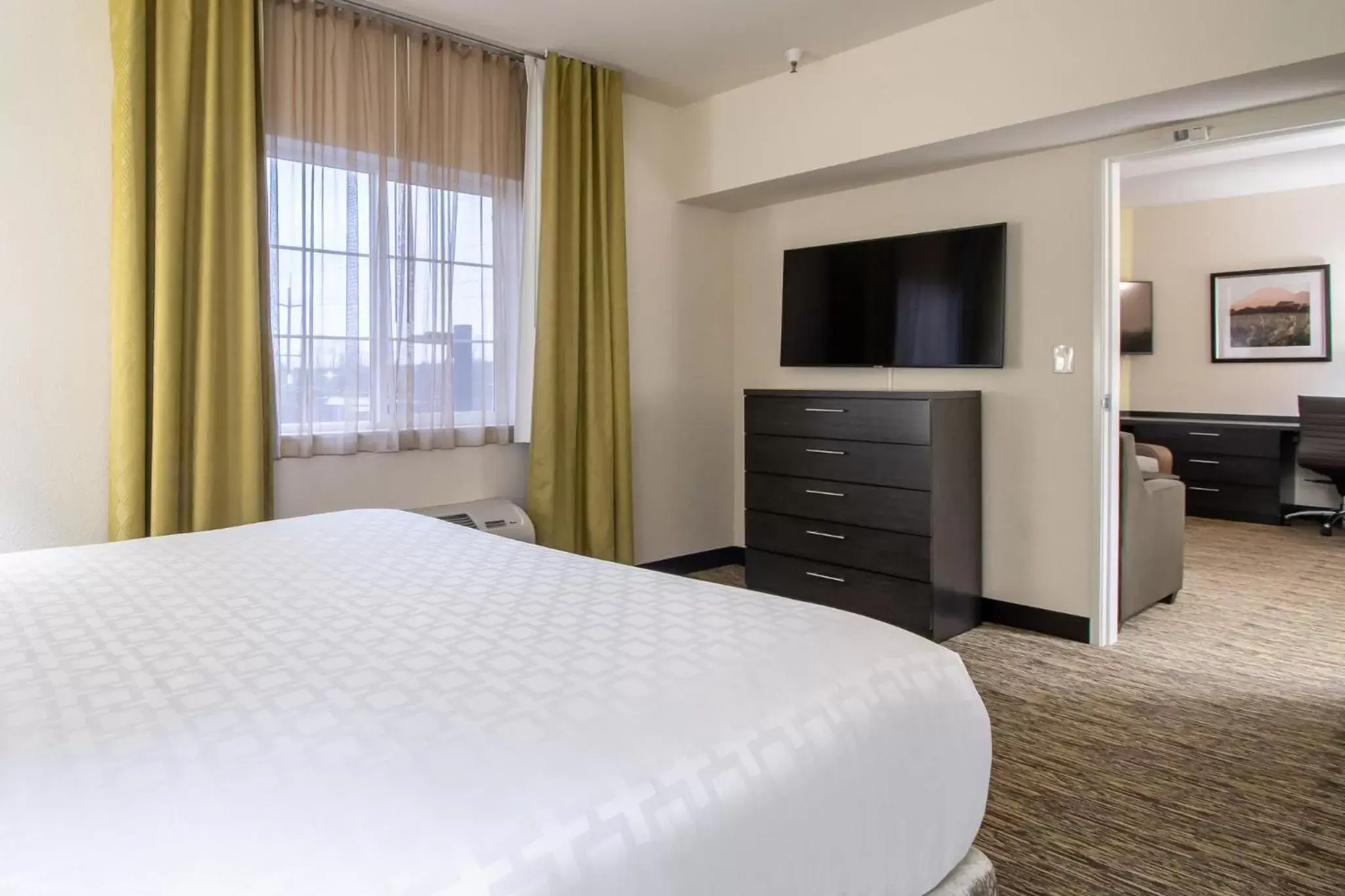 Photo of the whole room, Bed in Candlewood Suites Portland Airport, an IHG Hotel