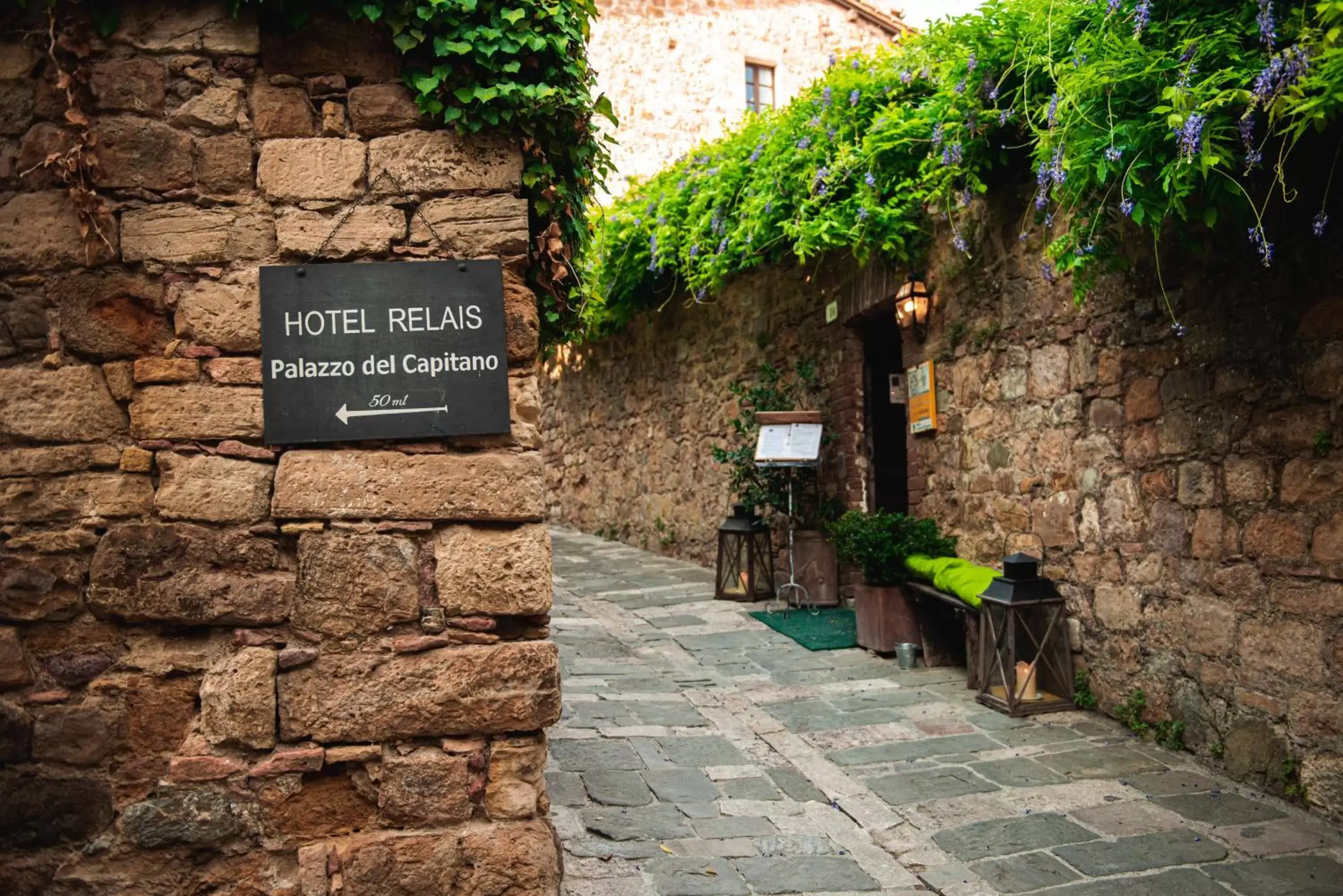 Facade/entrance in TORRE GIARDINO SEGRETO B&B- Borgo Capitano Collection - Albergo diffuso