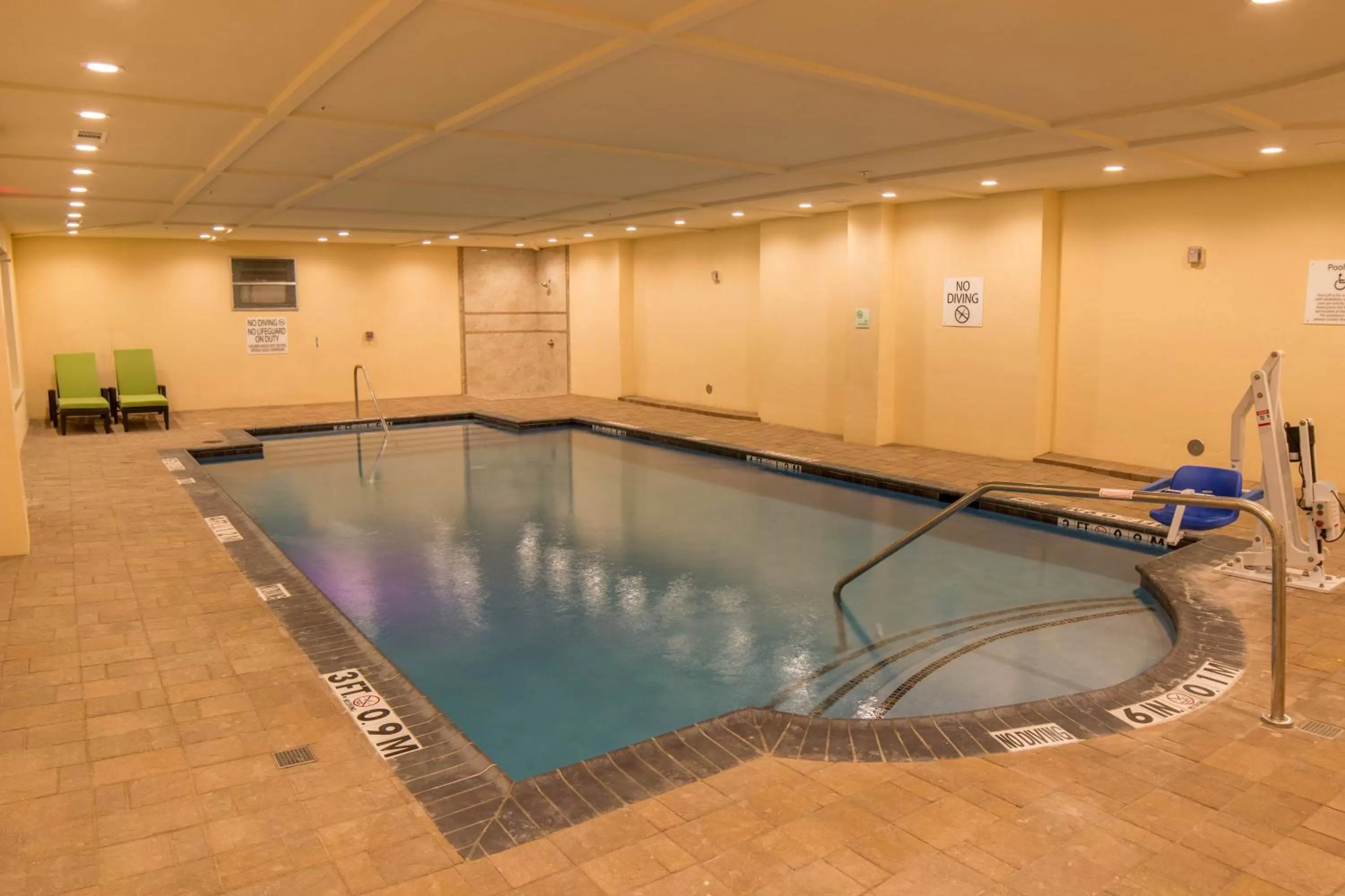 Swimming pool in Holiday Inn Trophy Club by IHG