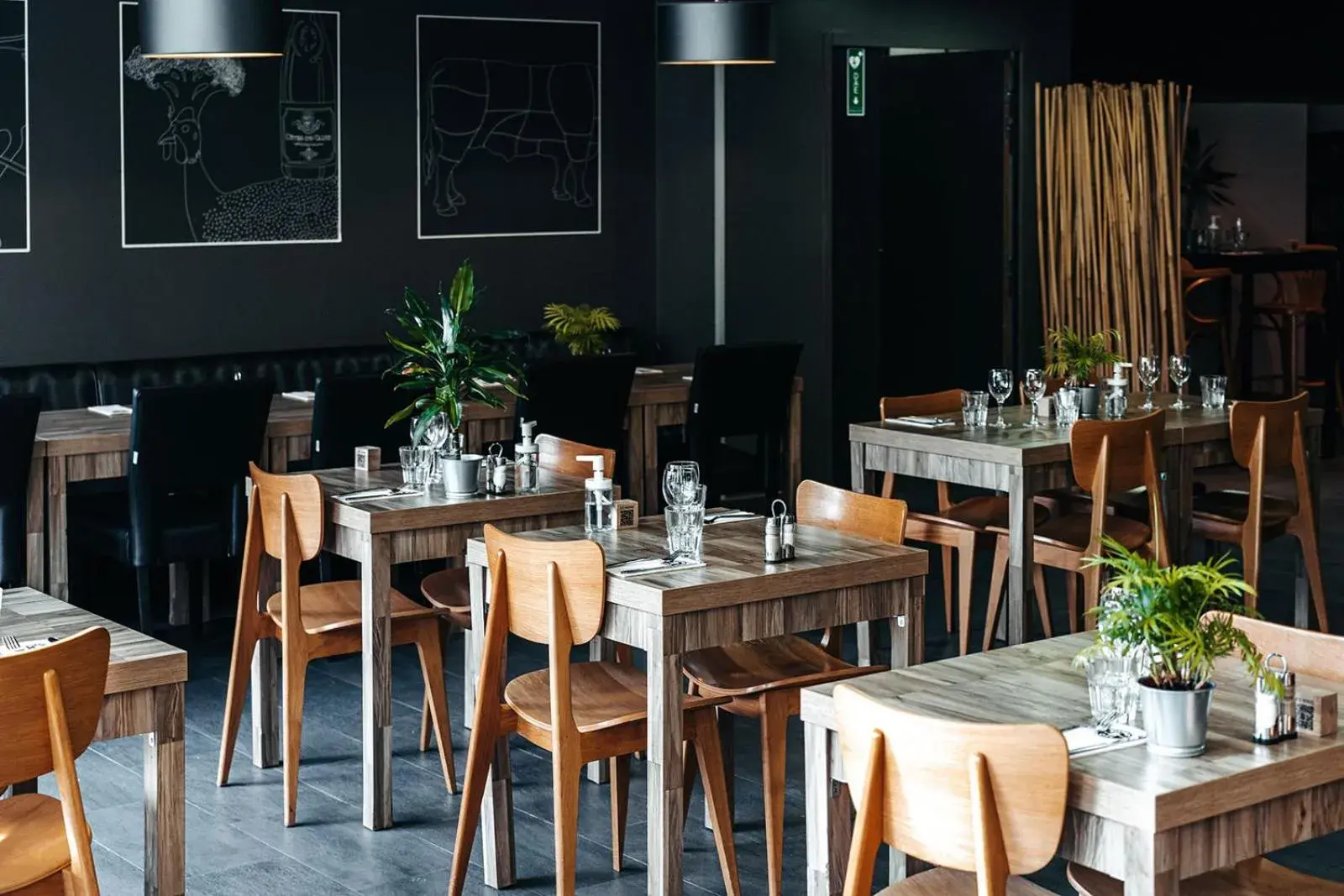 Restaurant/Places to Eat in Park & Suites Elegance Lyon - Cite Internationale