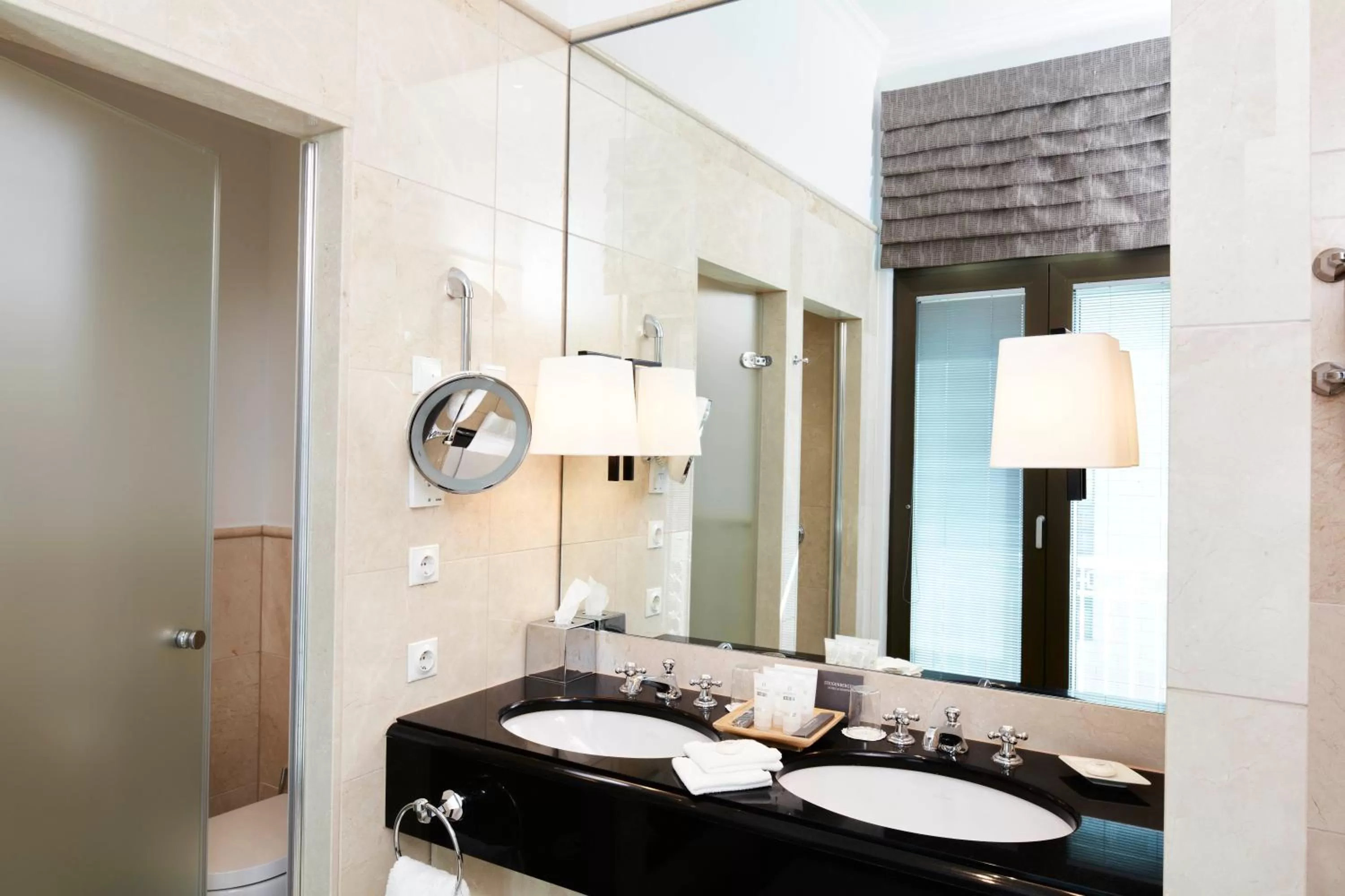 Bathroom in Steigenberger Icon Parkhotel Düsseldorf