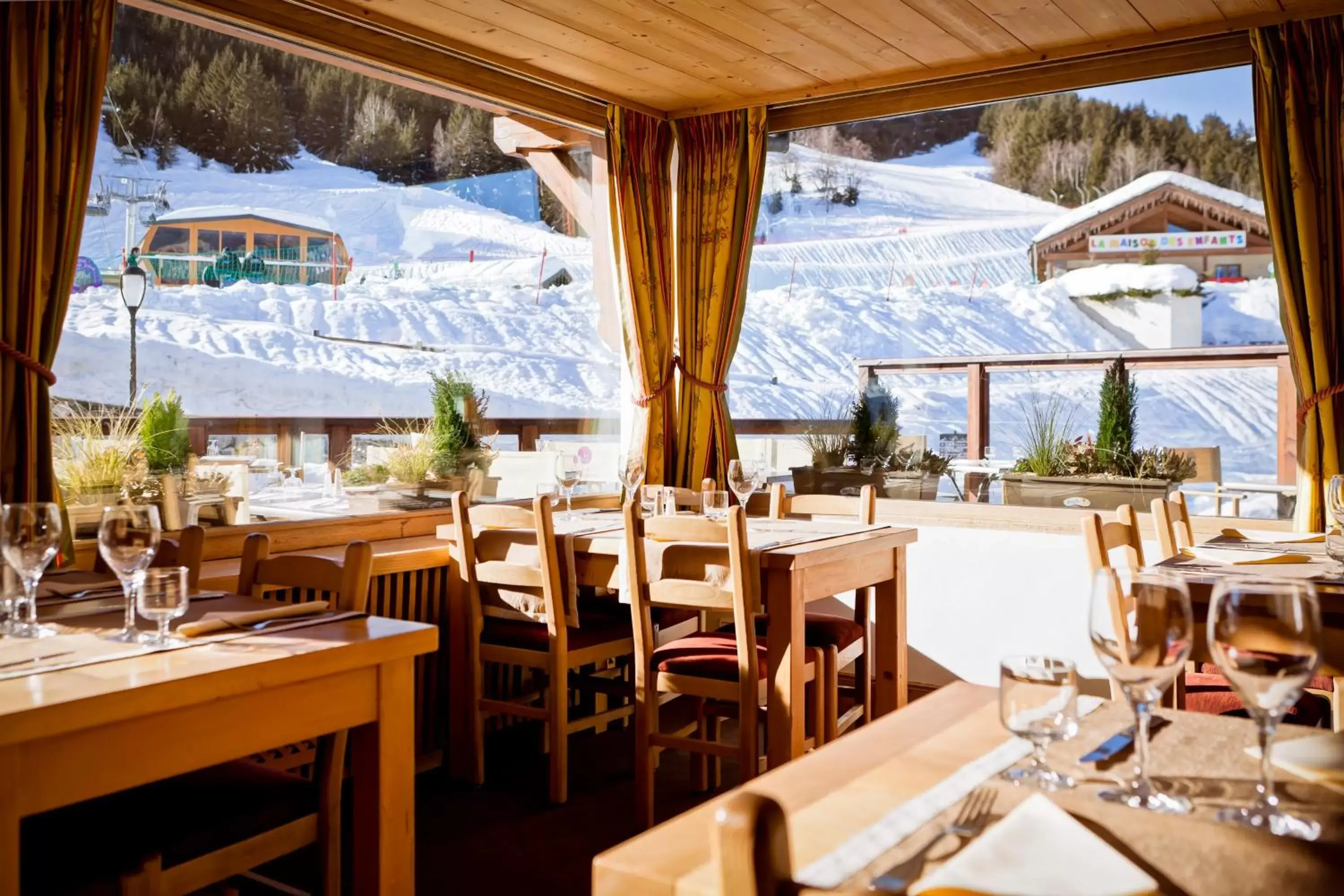 Children play ground, Restaurant/Places to Eat in Hotel les Flocons