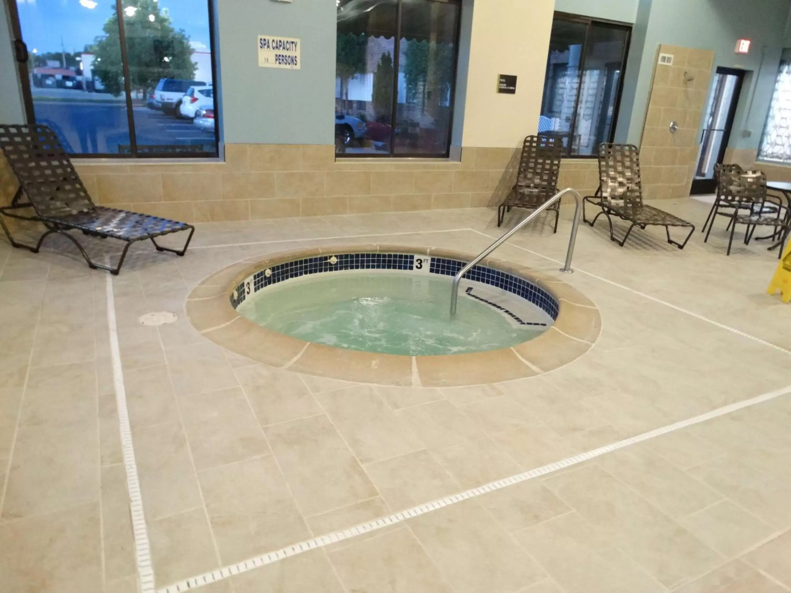 Hot Tub, Swimming Pool in Best Western Warren Hotel