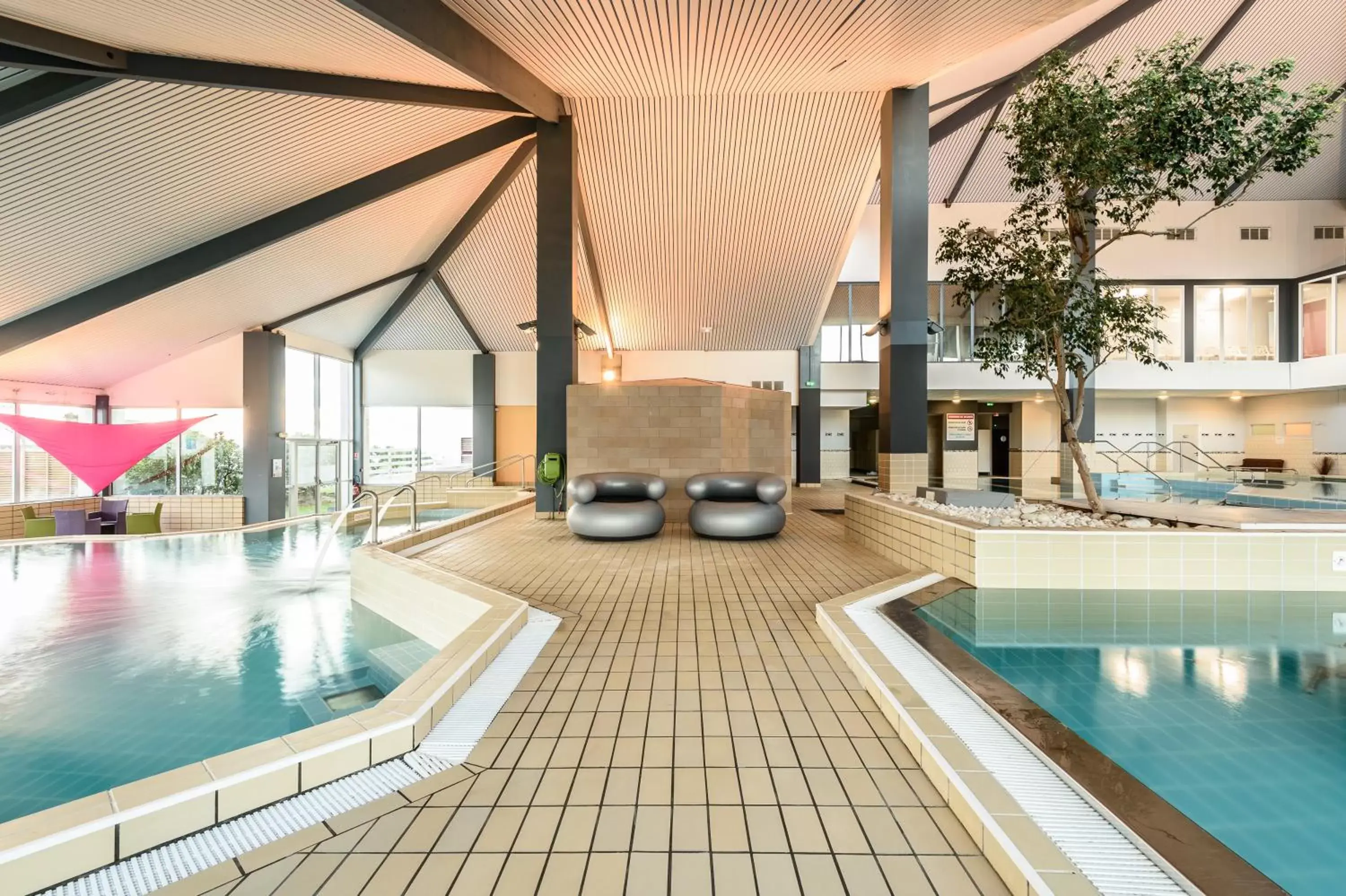 Day, Swimming Pool in Hôtel Le Biarritz