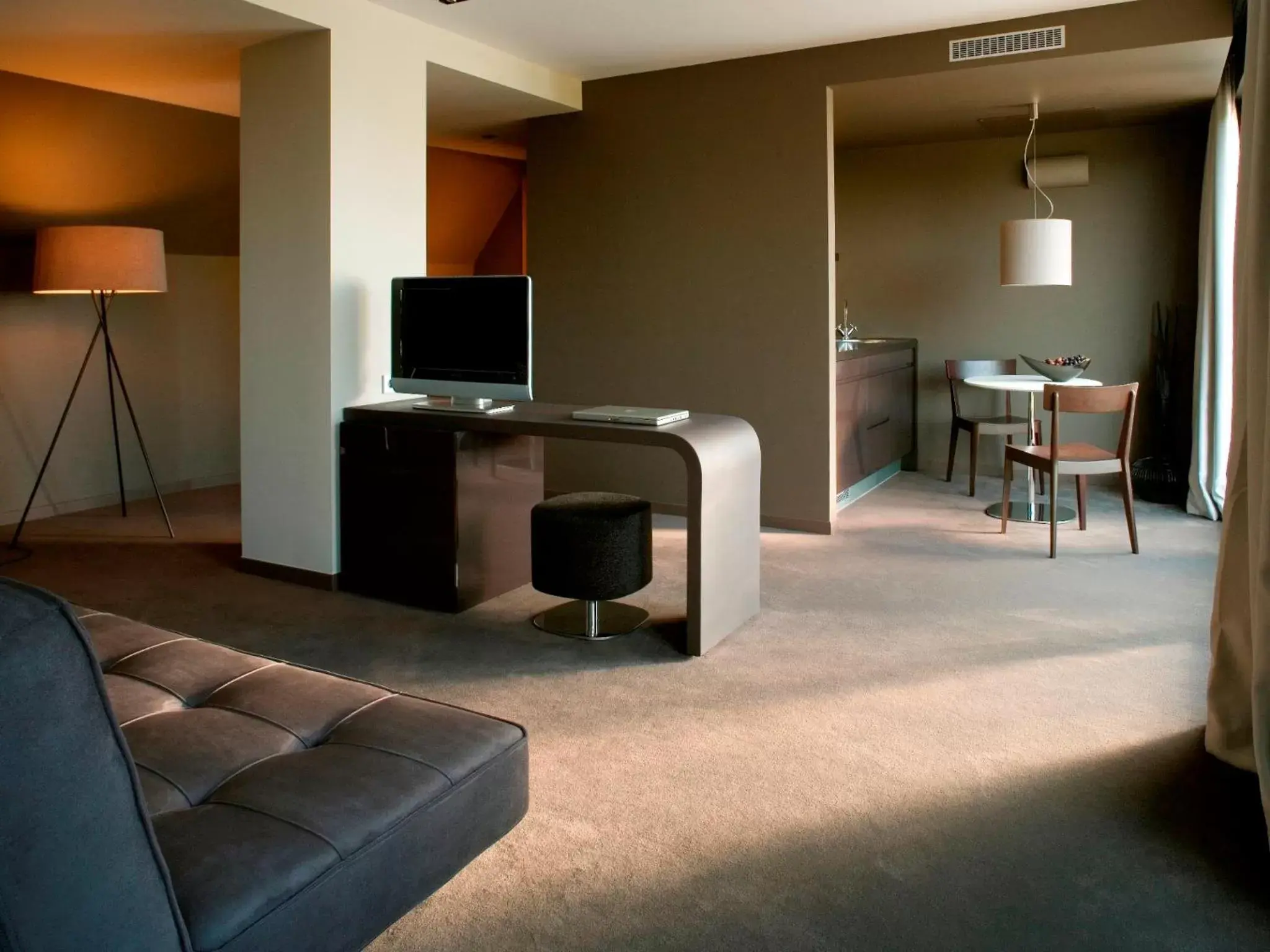 Photo of the whole room, TV/Entertainment Center in mOdus Hotel