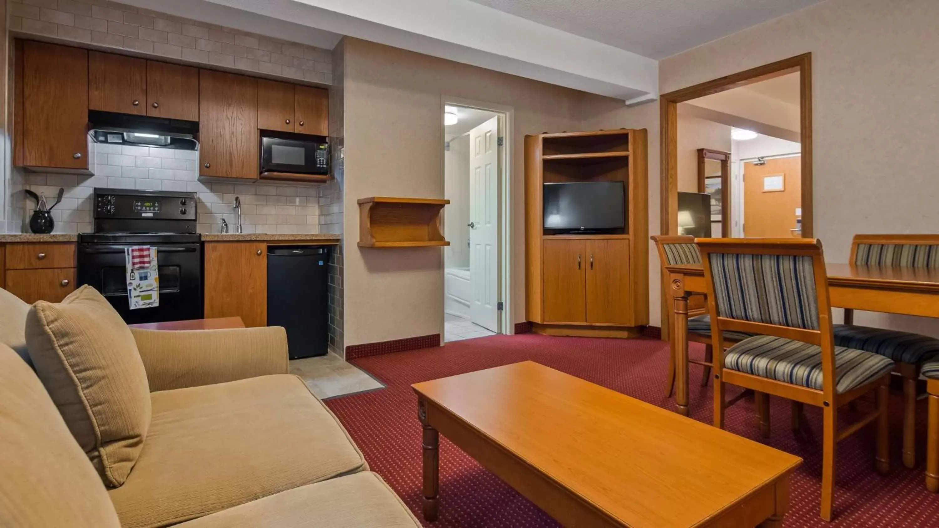 Photo of the whole room, Seating Area in Best Western Plus Otonabee Inn