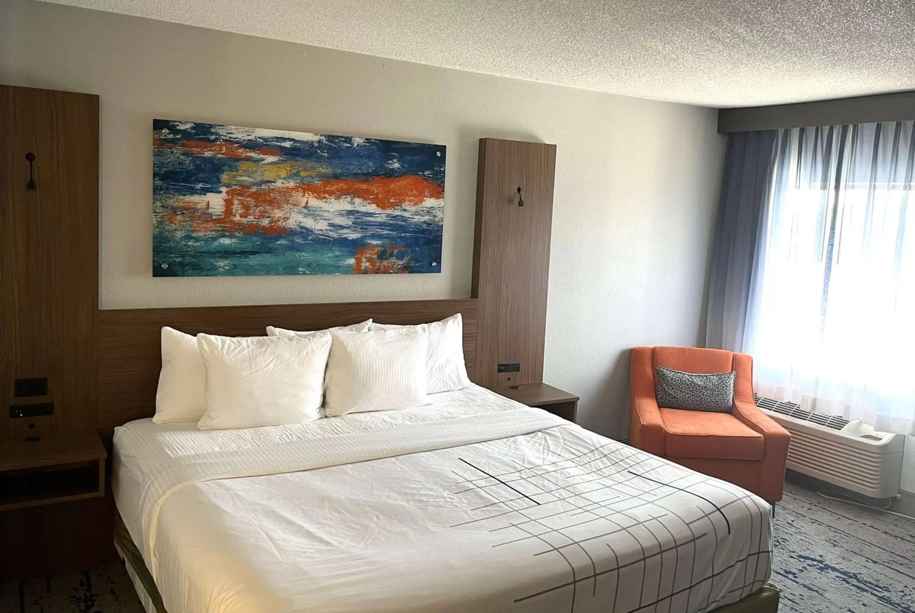 Photo of the whole room, Bed in La Quinta by Wyndham Nashville Airport