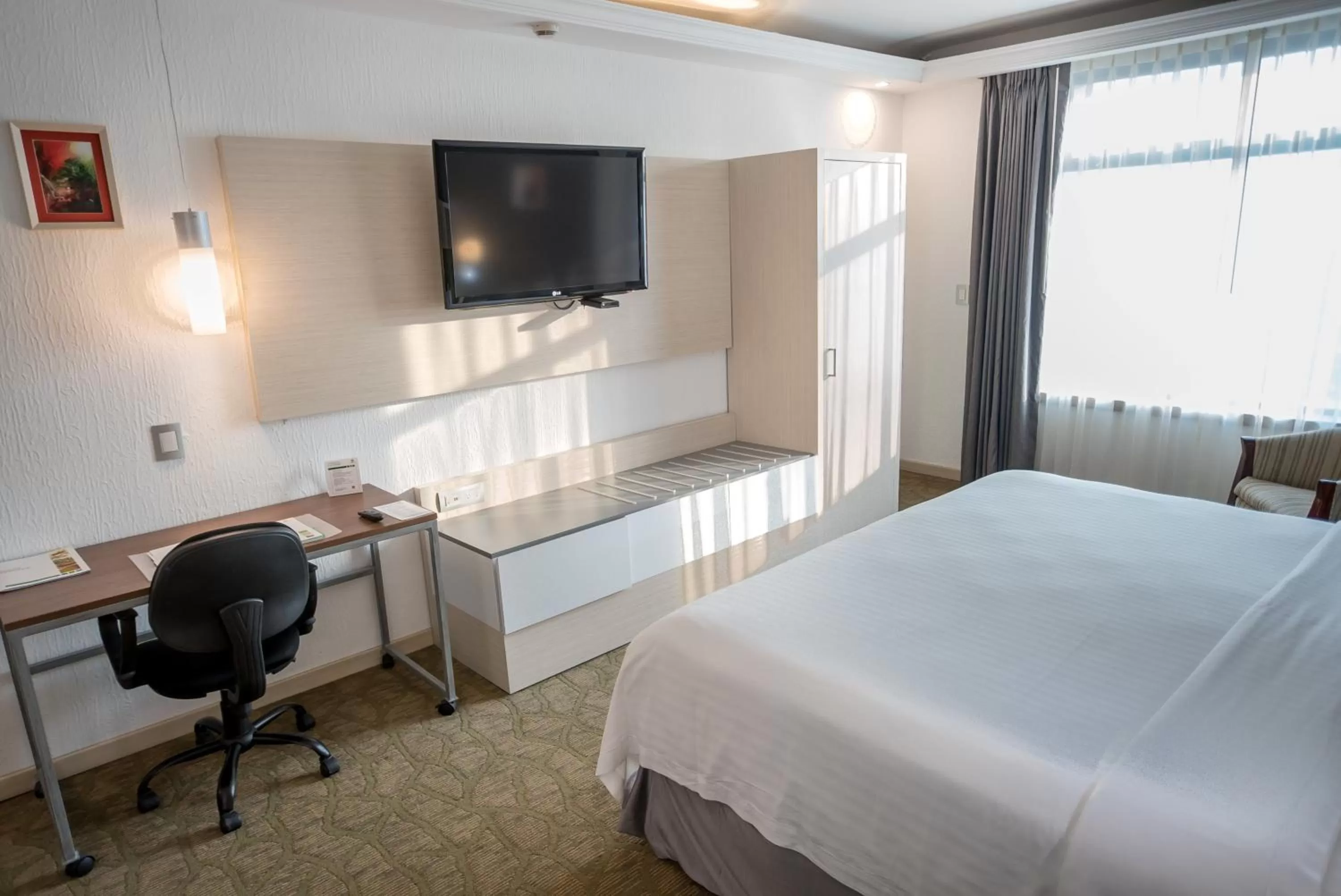 Photo of the whole room, Bed in Holiday Inn Queretaro Zona Diamante by IHG